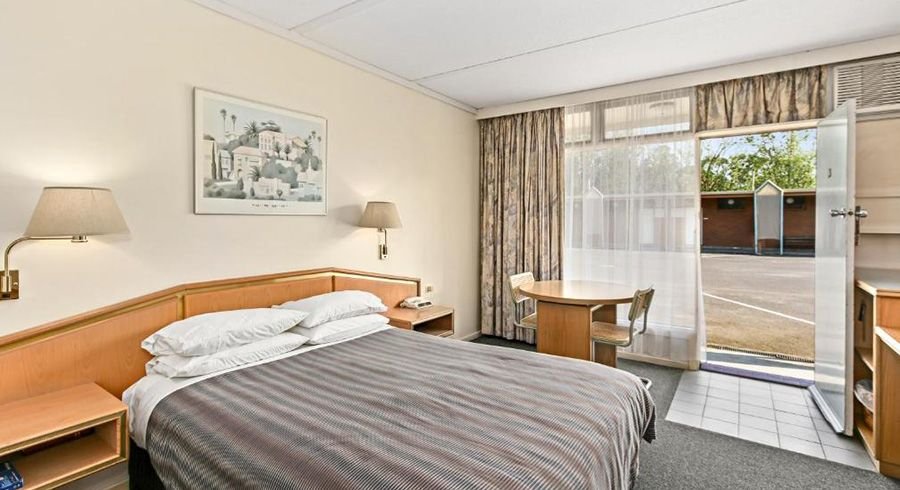 MOE PARKLANDS MOTEL-guestroom-Queen Room.jpg