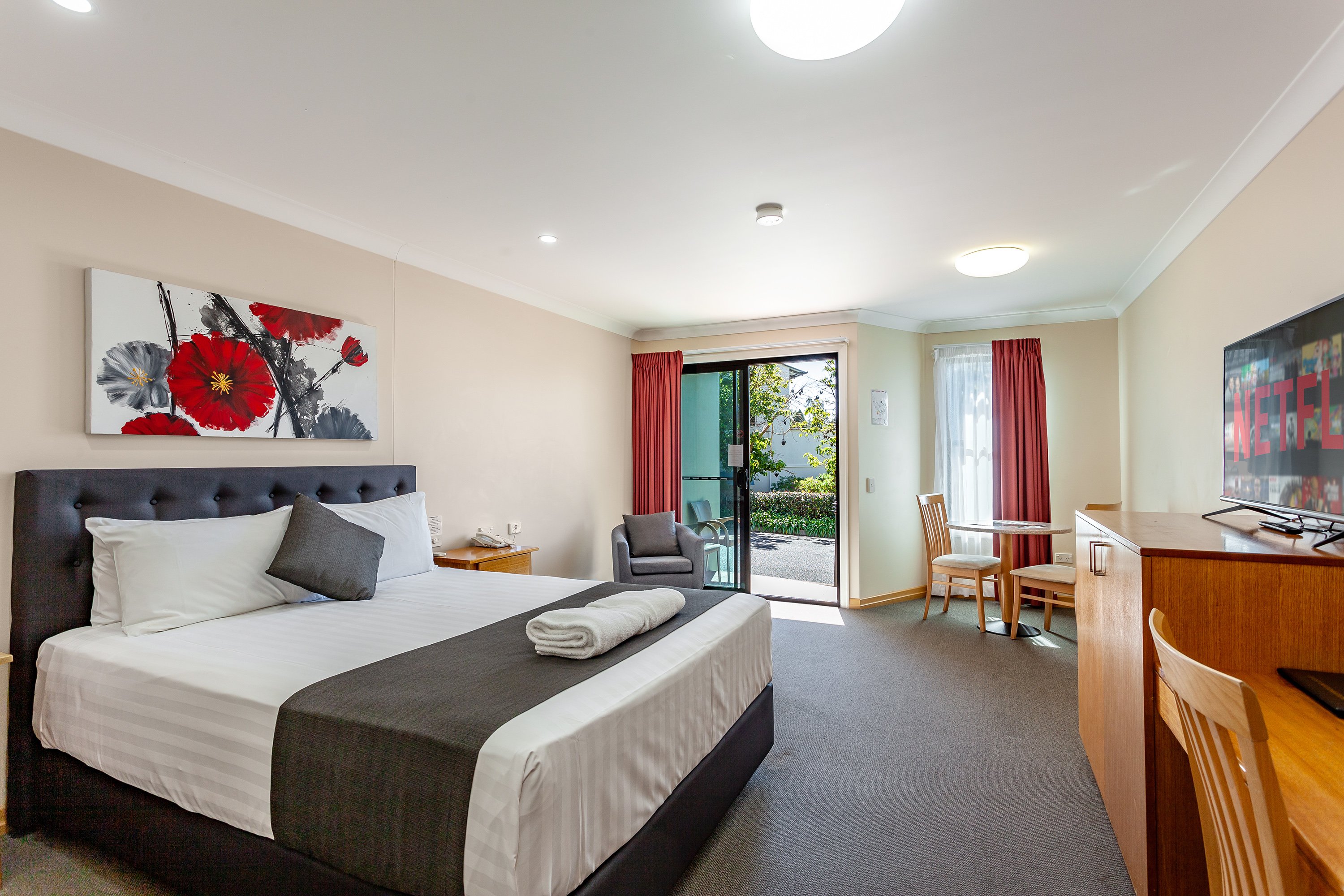 EASTGATE ON THE RANGE MOTEL-guestroom-Queen Room.jpg