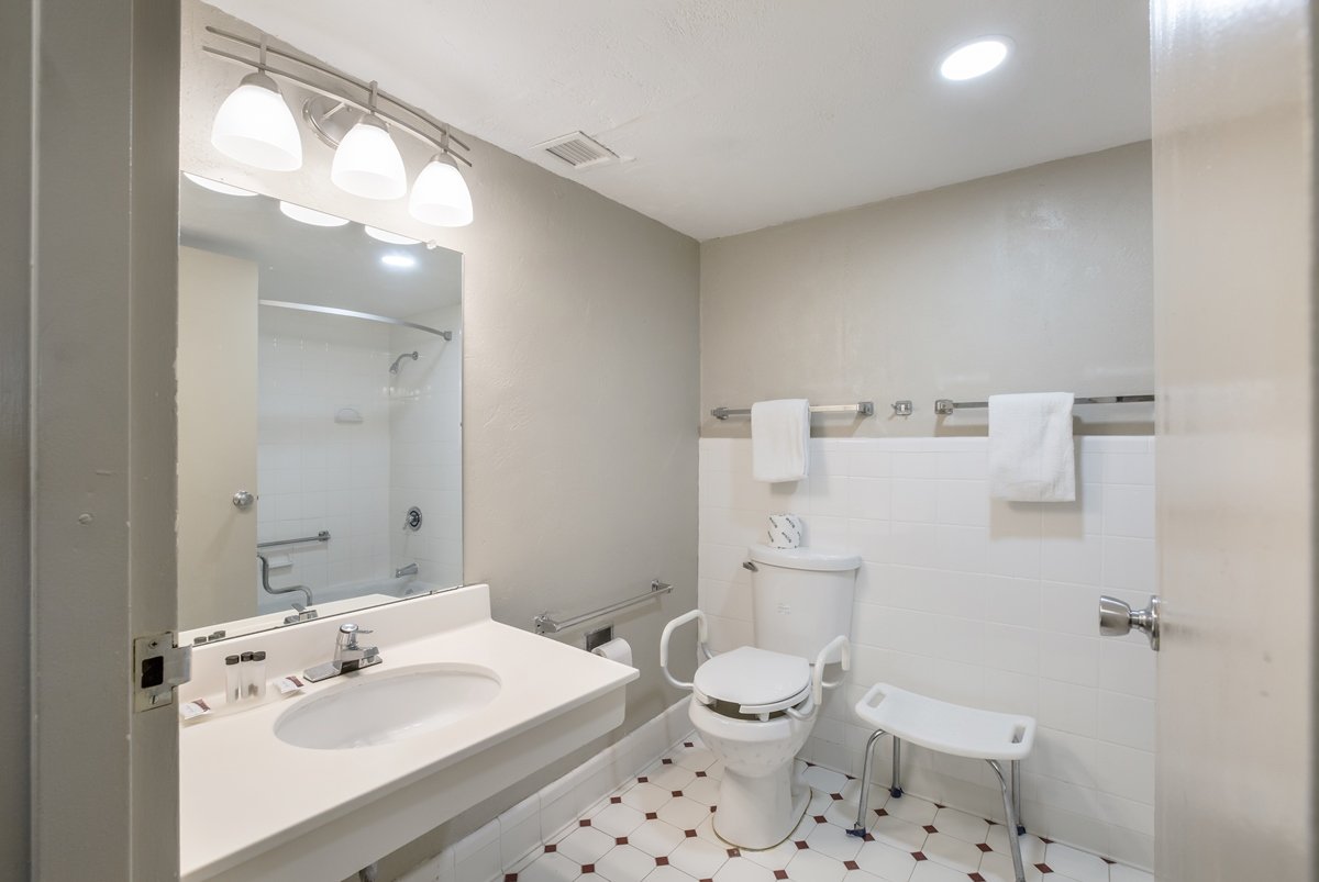 RED CARPET INN HAZLETON PA-guestroom-RPAHLBathroom Accessible.jpg