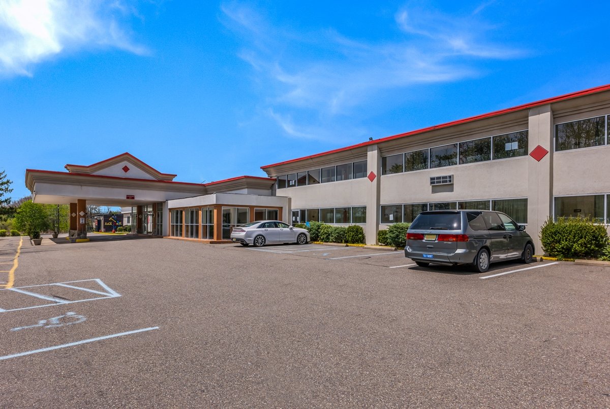 RED CARPET INN HAZLETON PA-guestroom-RPAHLDouble Accessible.jpg