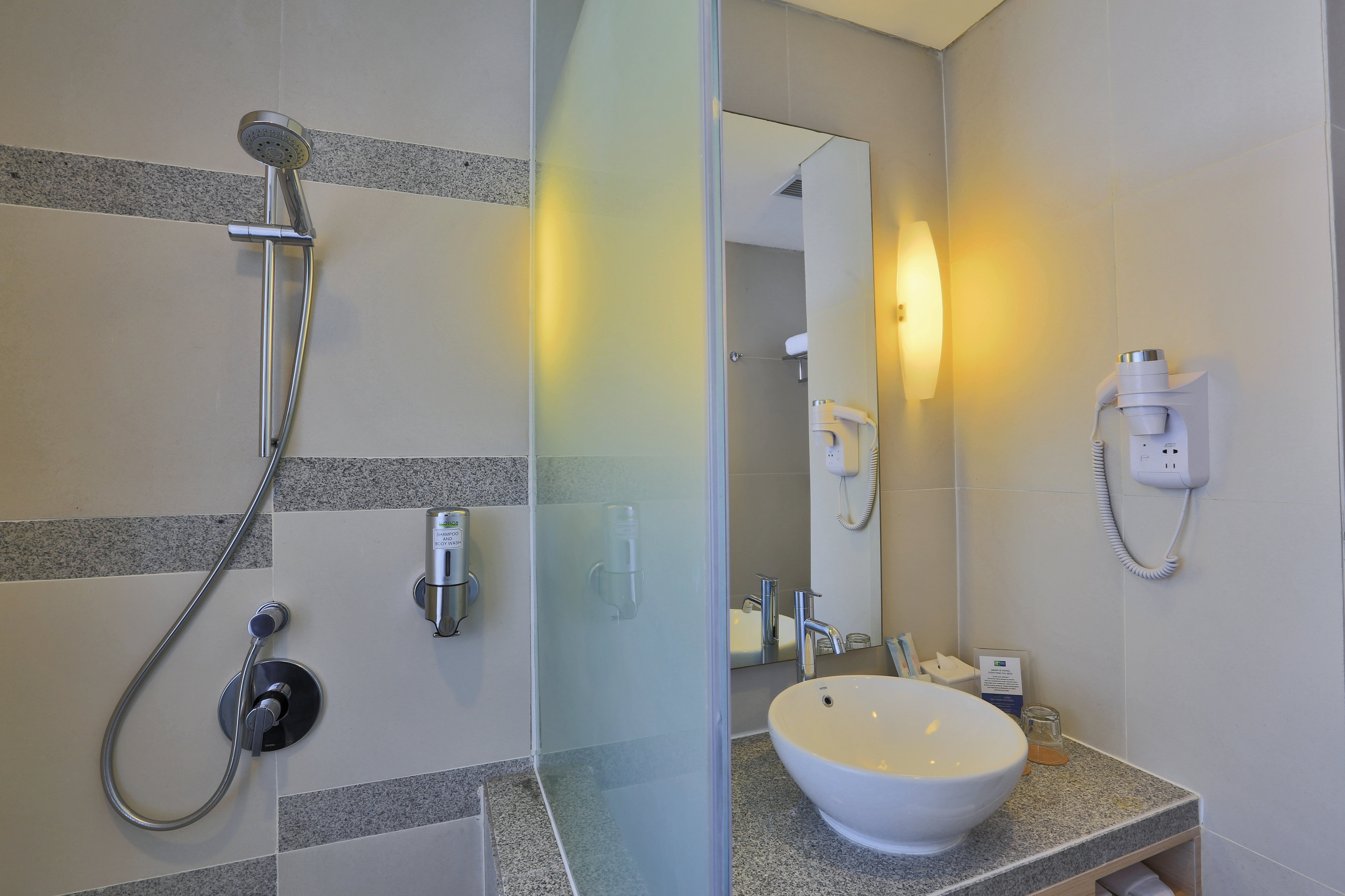 HOLIDAY INN EXP SEMARANG SIMPAN BY-guestroom-Guest Bathroom at Holiday Inn Express Semarang Simpang Lima.jpg