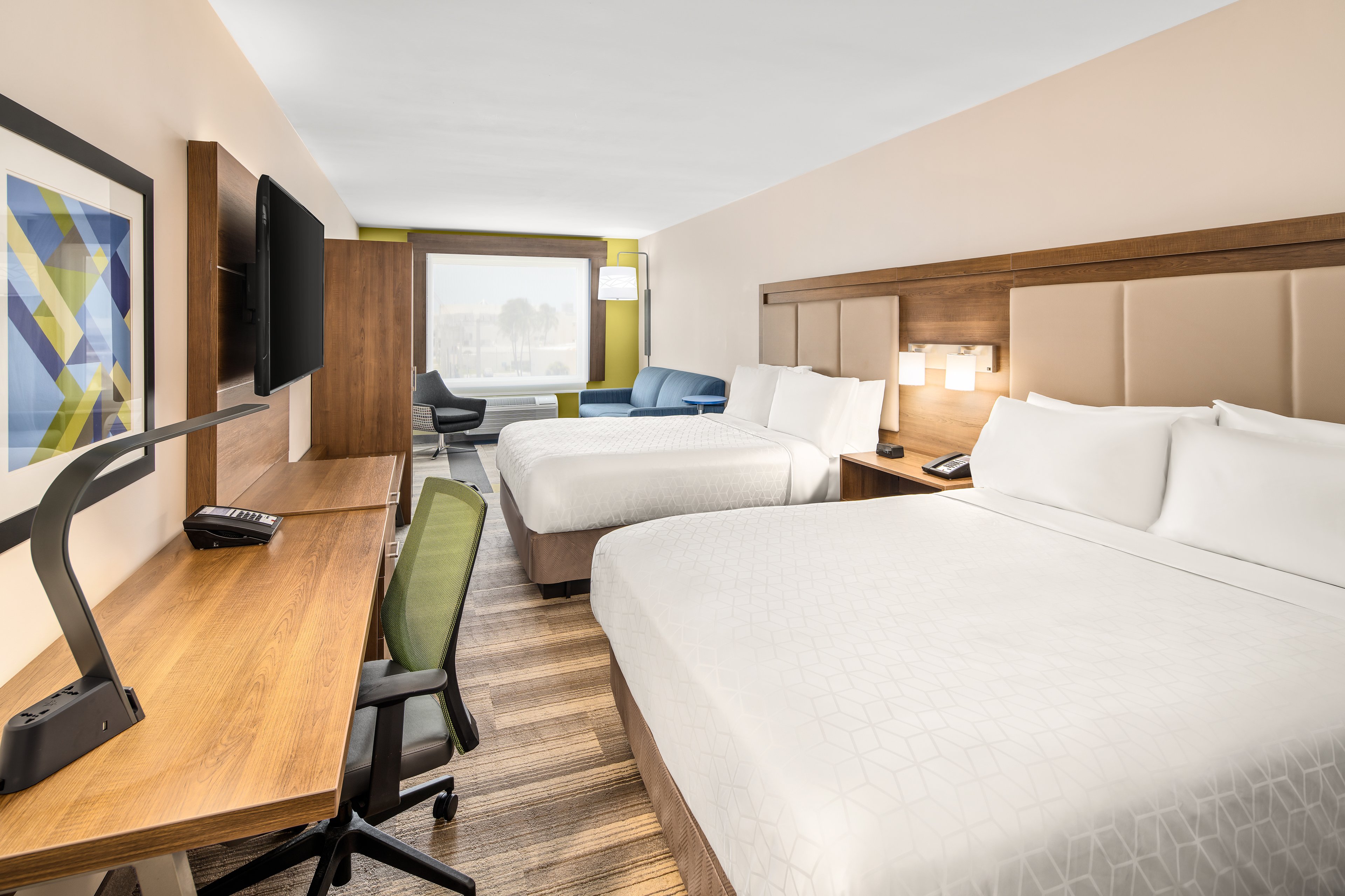HOLIDAY INN EXP CRUISE ARPT E-guestroom-Suite .jpg