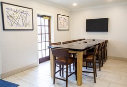  - Holiday Inn Express & Suites Airport Bethlehem