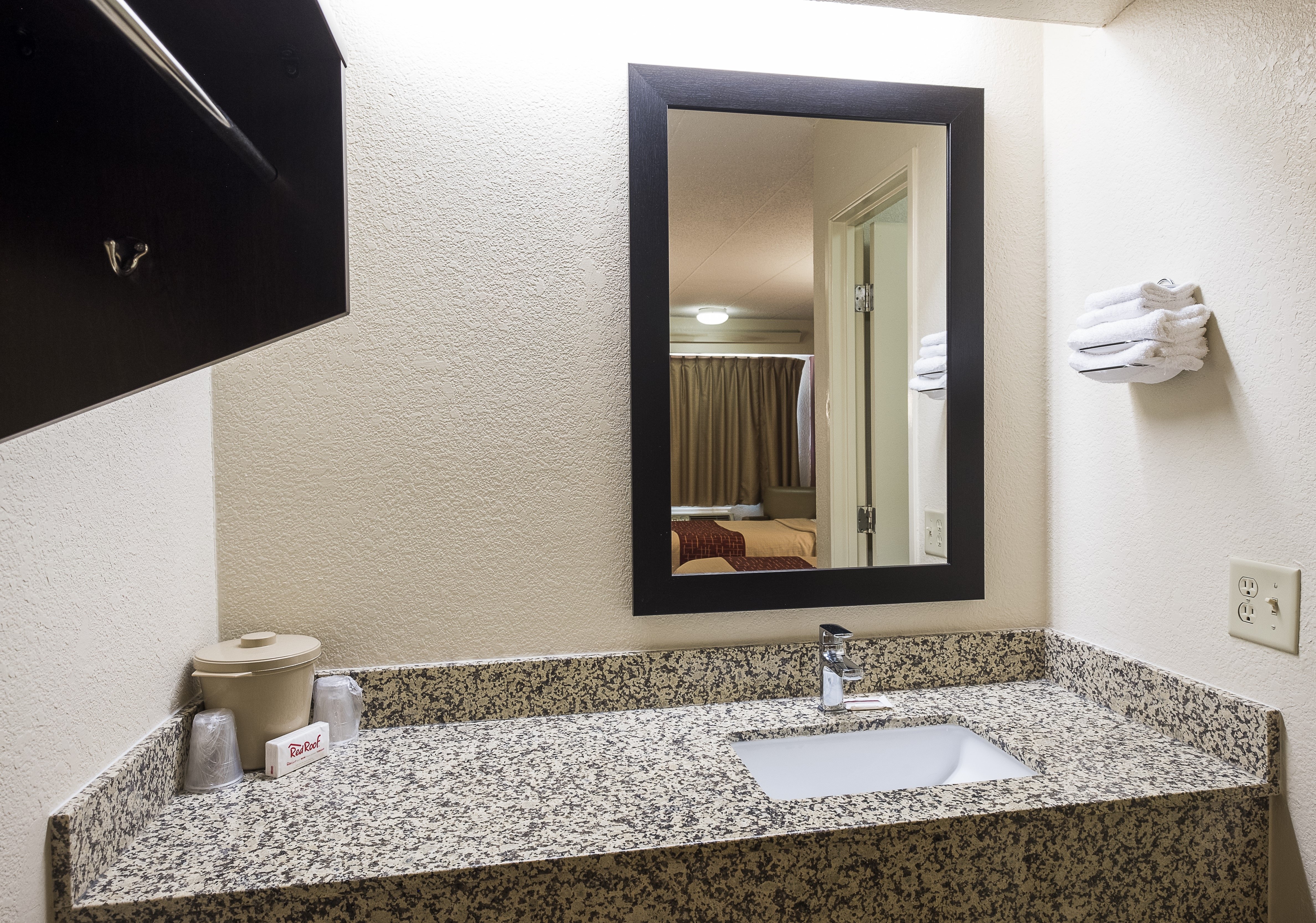 RED ROOF CHICAGO-OHARE AIRPORT-guestroom-Double Bath.jpg