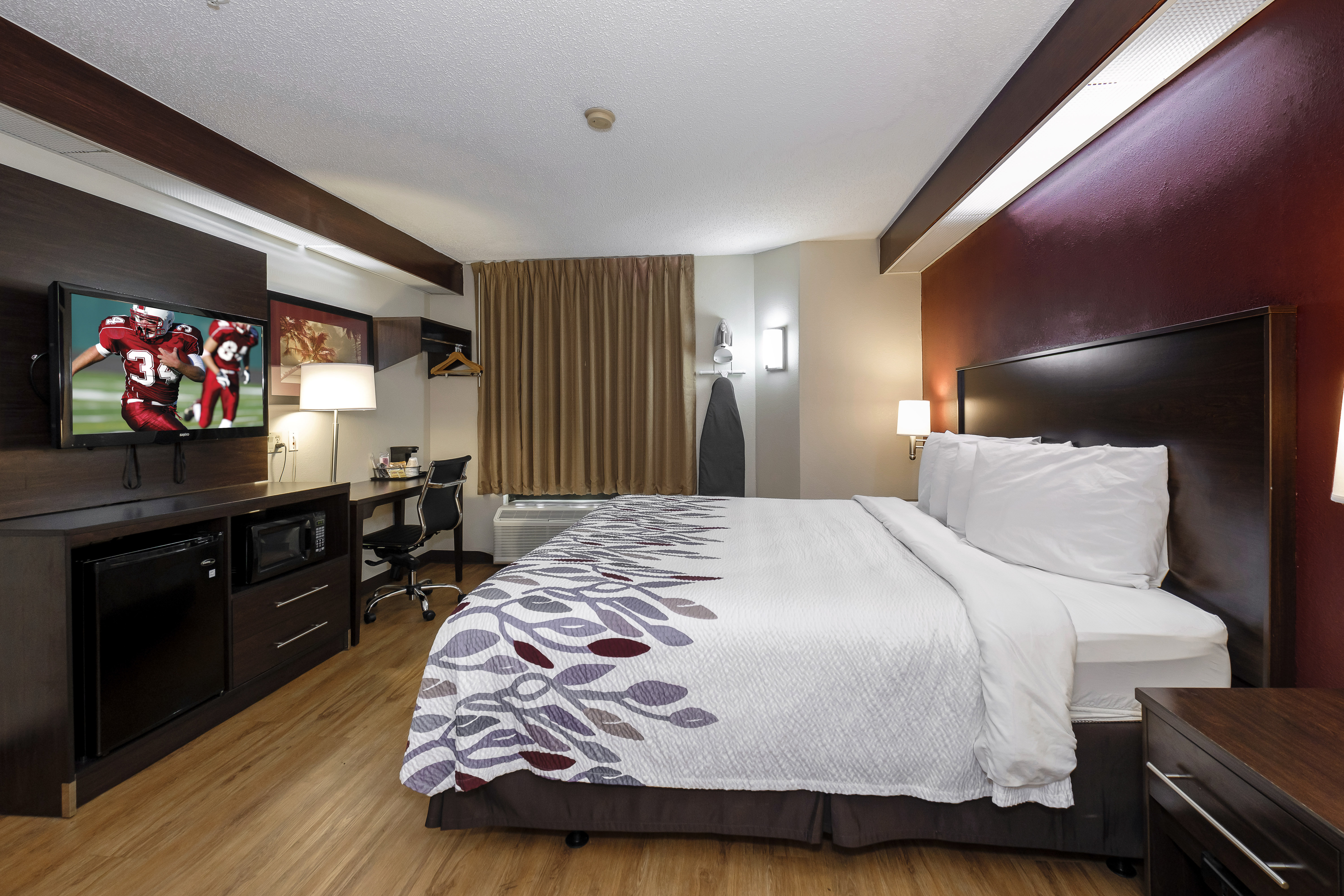 RED ROOF PENSACOLA FAIRGROUNDS-guestroom-Superior King.jpg