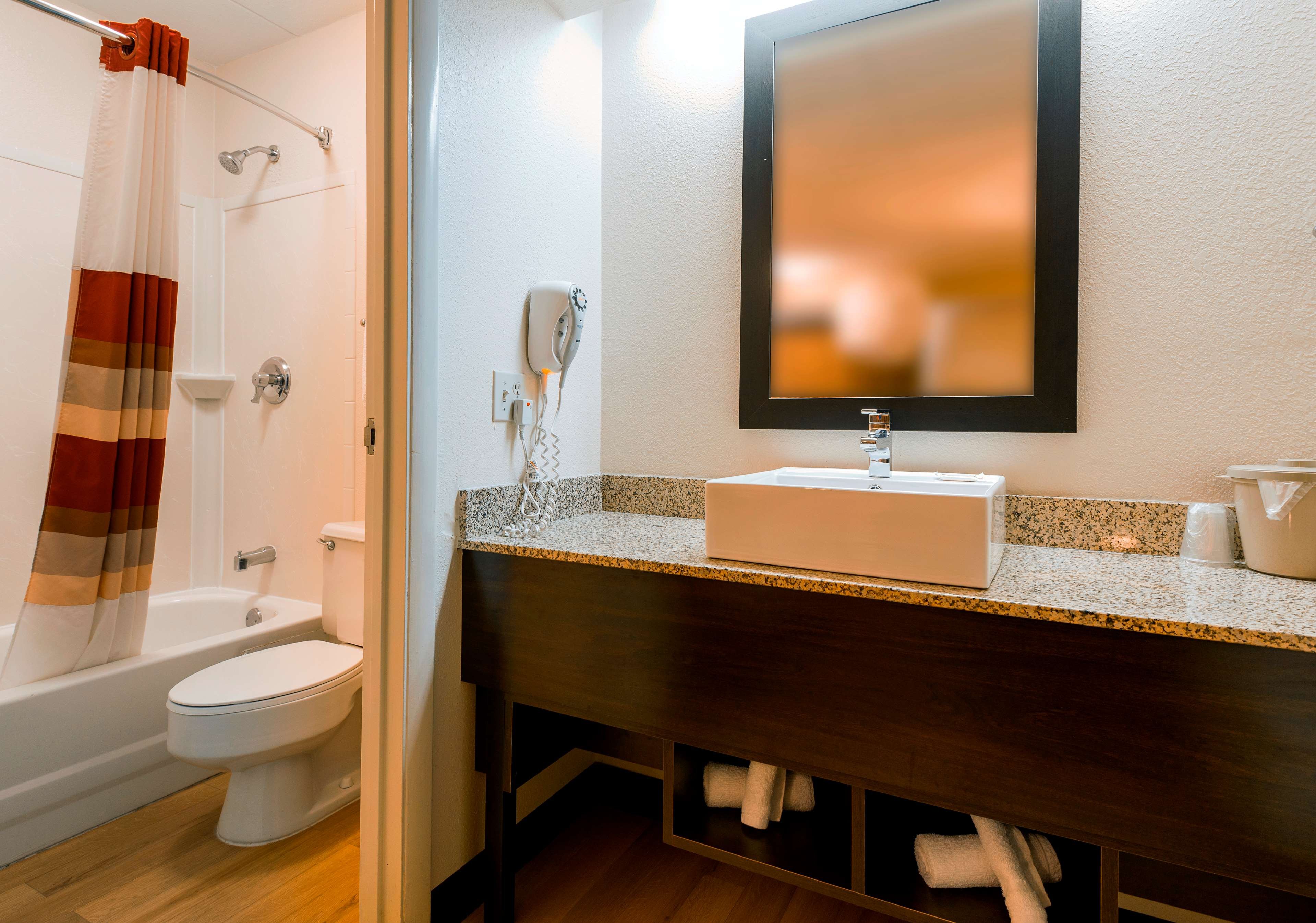 RED ROOF PLUS OXON HILL-guestroom-Bathroom.jpg