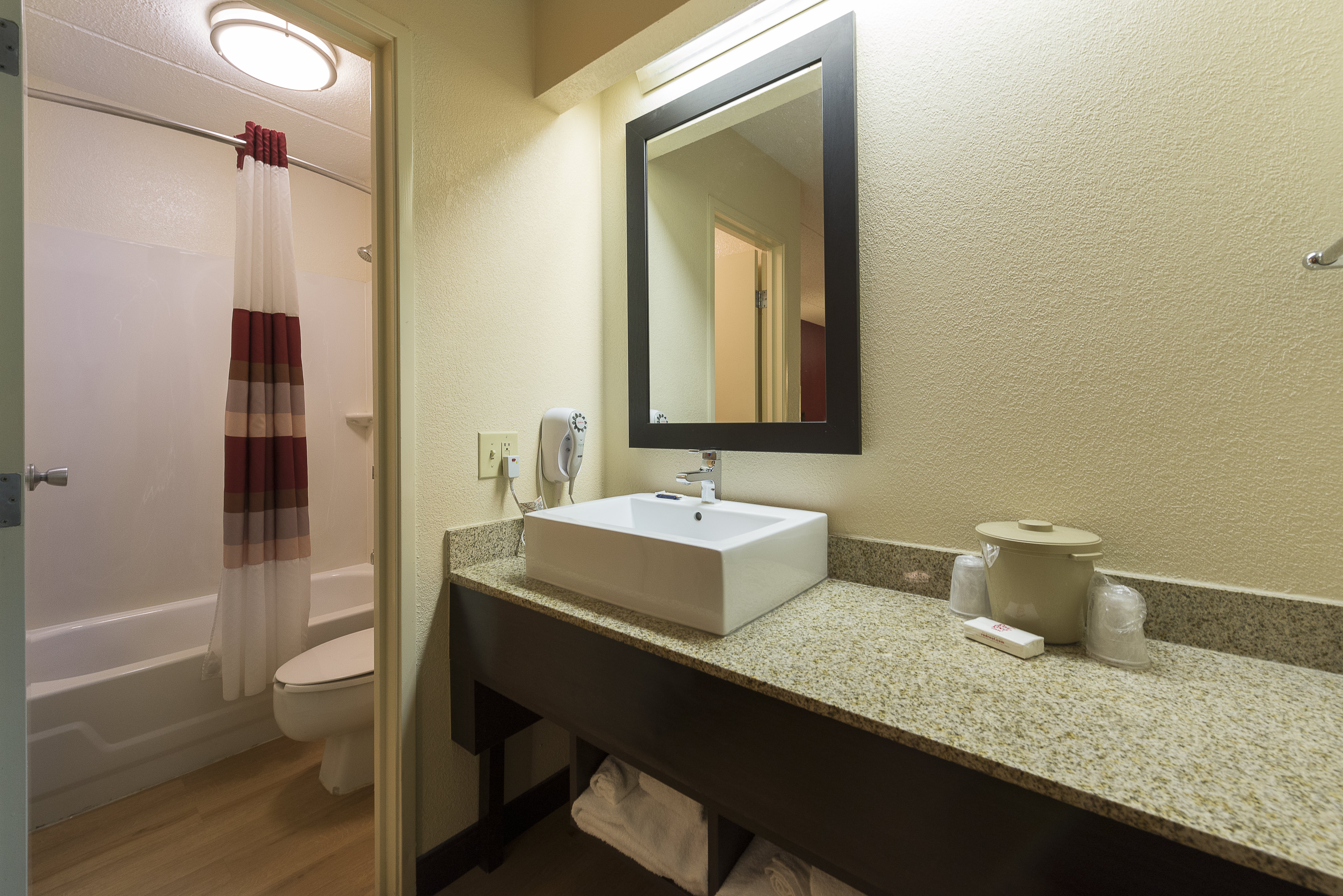 RED ROOF PLUS UNIVERSITY AT BUFFALO-guestroom-Bathroom.jpg