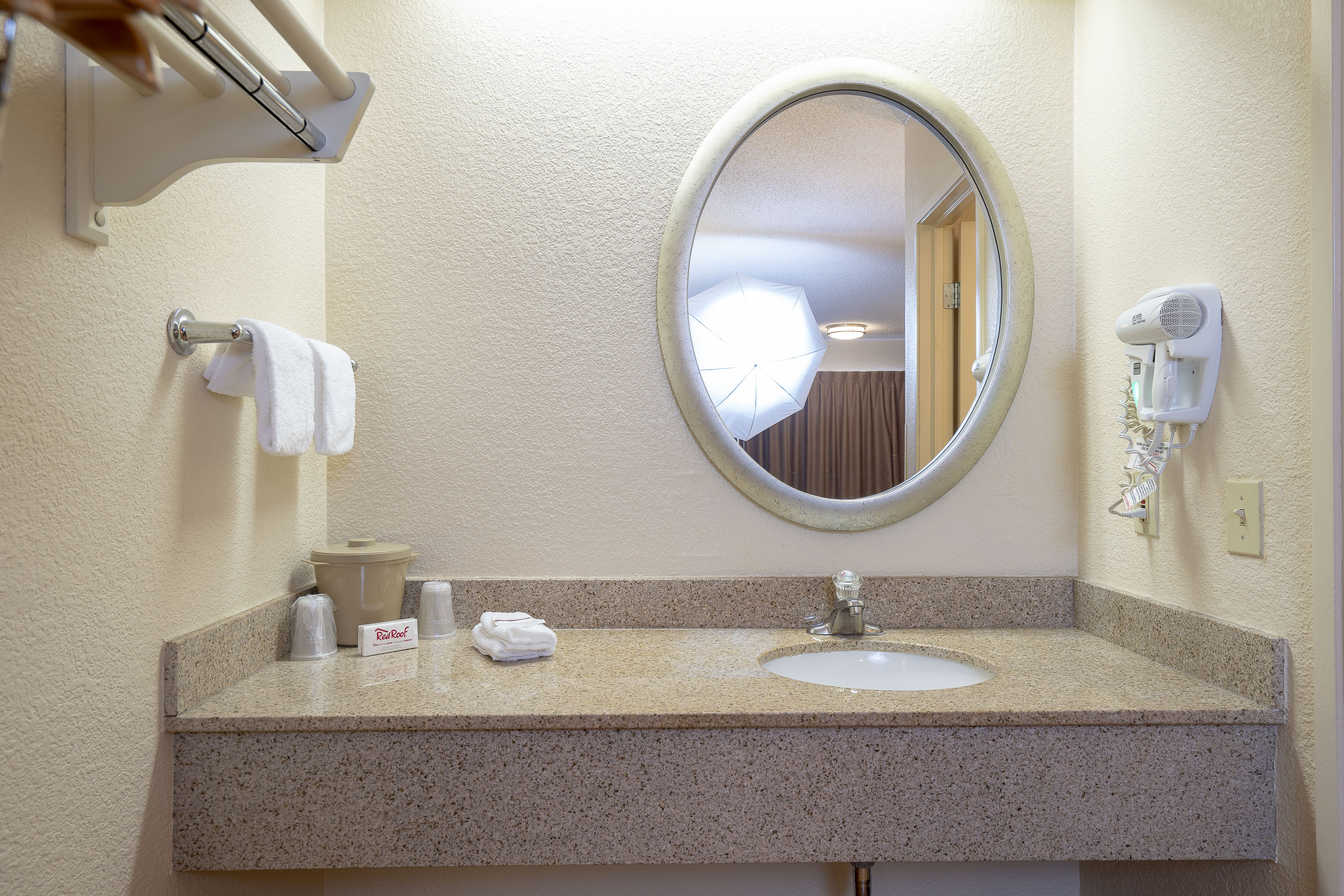 RED ROOF DETROIT DEARBORN/GREENFIEL-guestroom-Bath.jpg