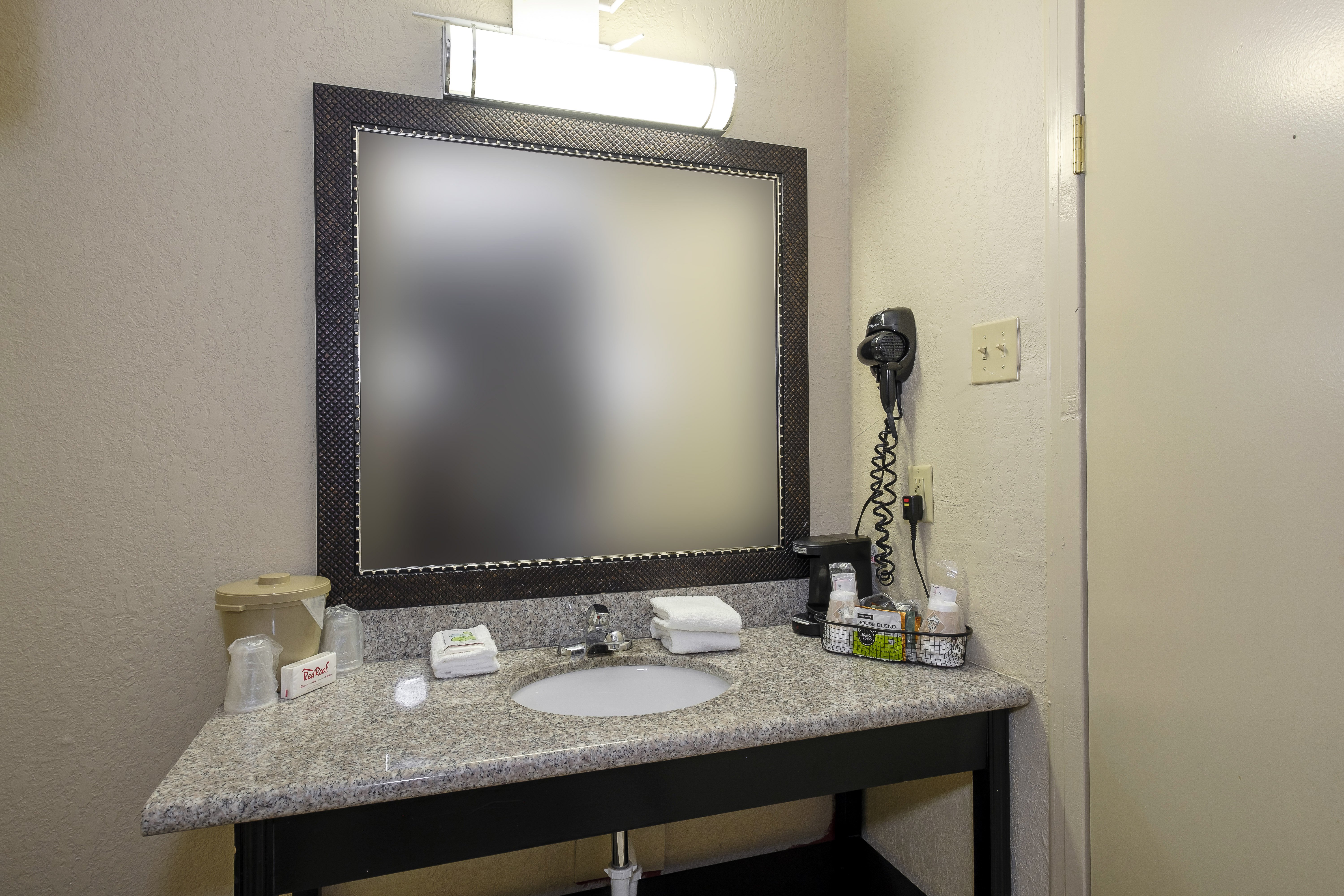 RED ROOF HOT SPRINGS-guestroom-Bathroom.jpg