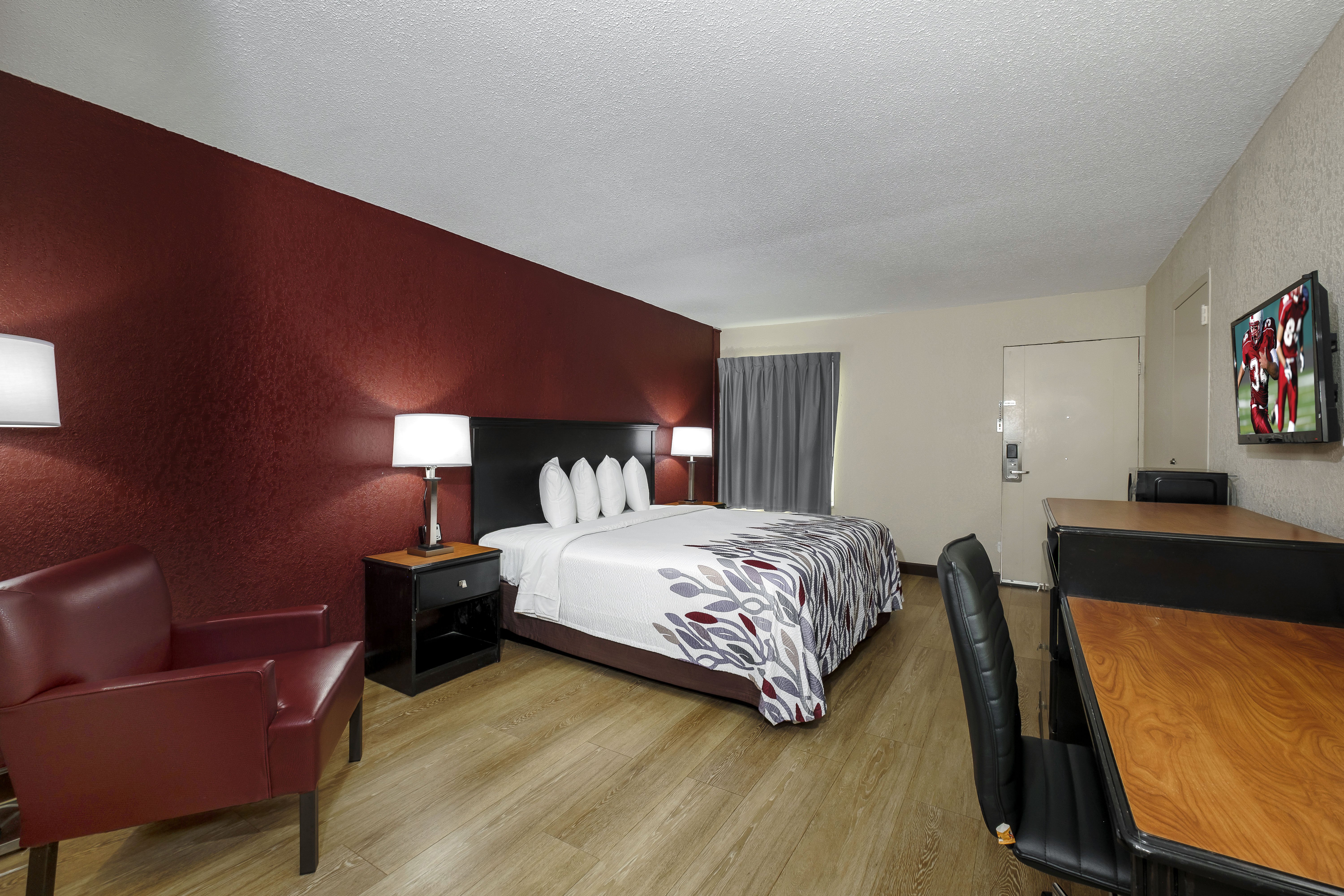 RED ROOF HOT SPRINGS-guestroom-King.jpg