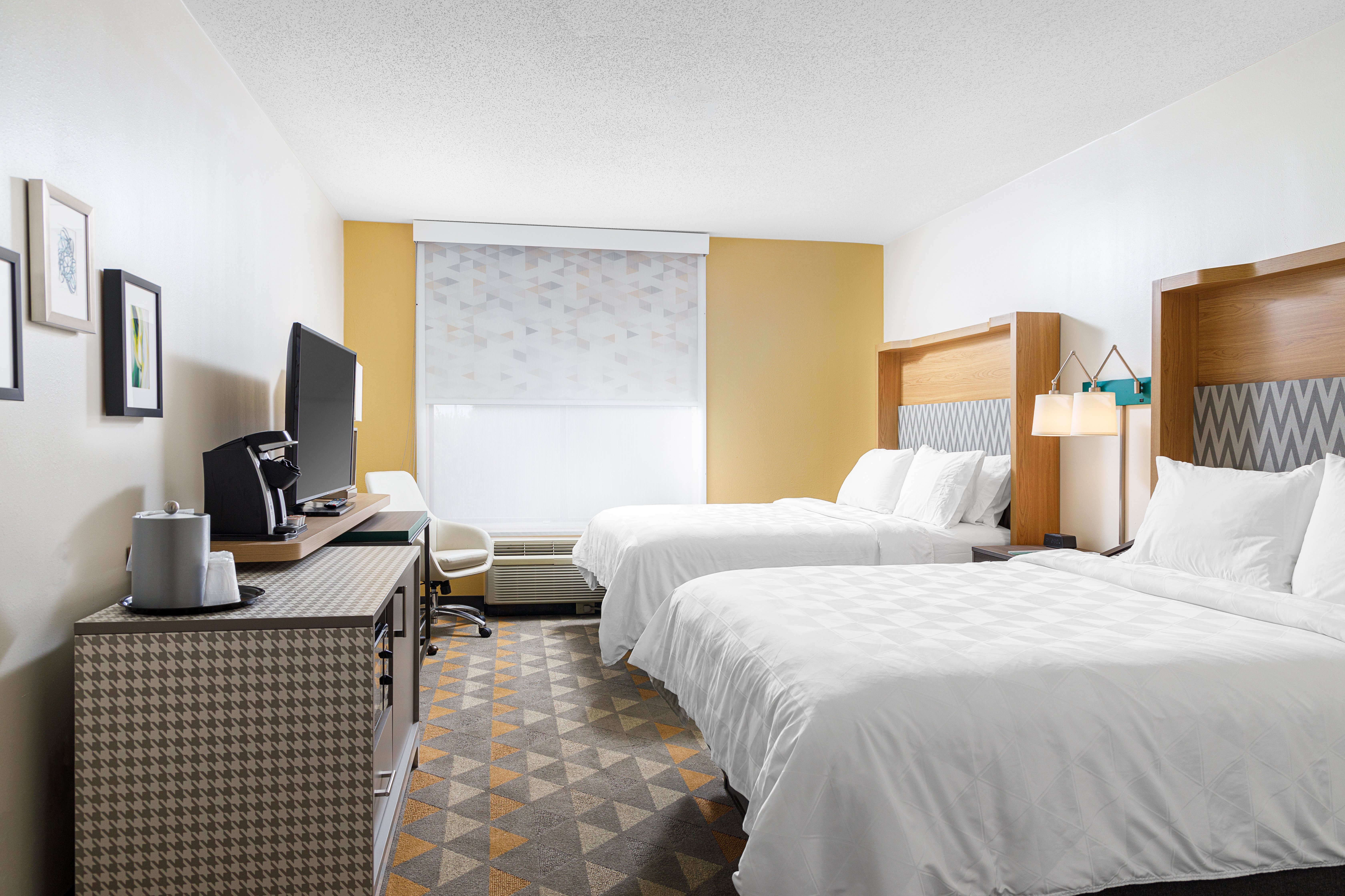 Relax and refresh in our spacious Queen/Queen guestroom.