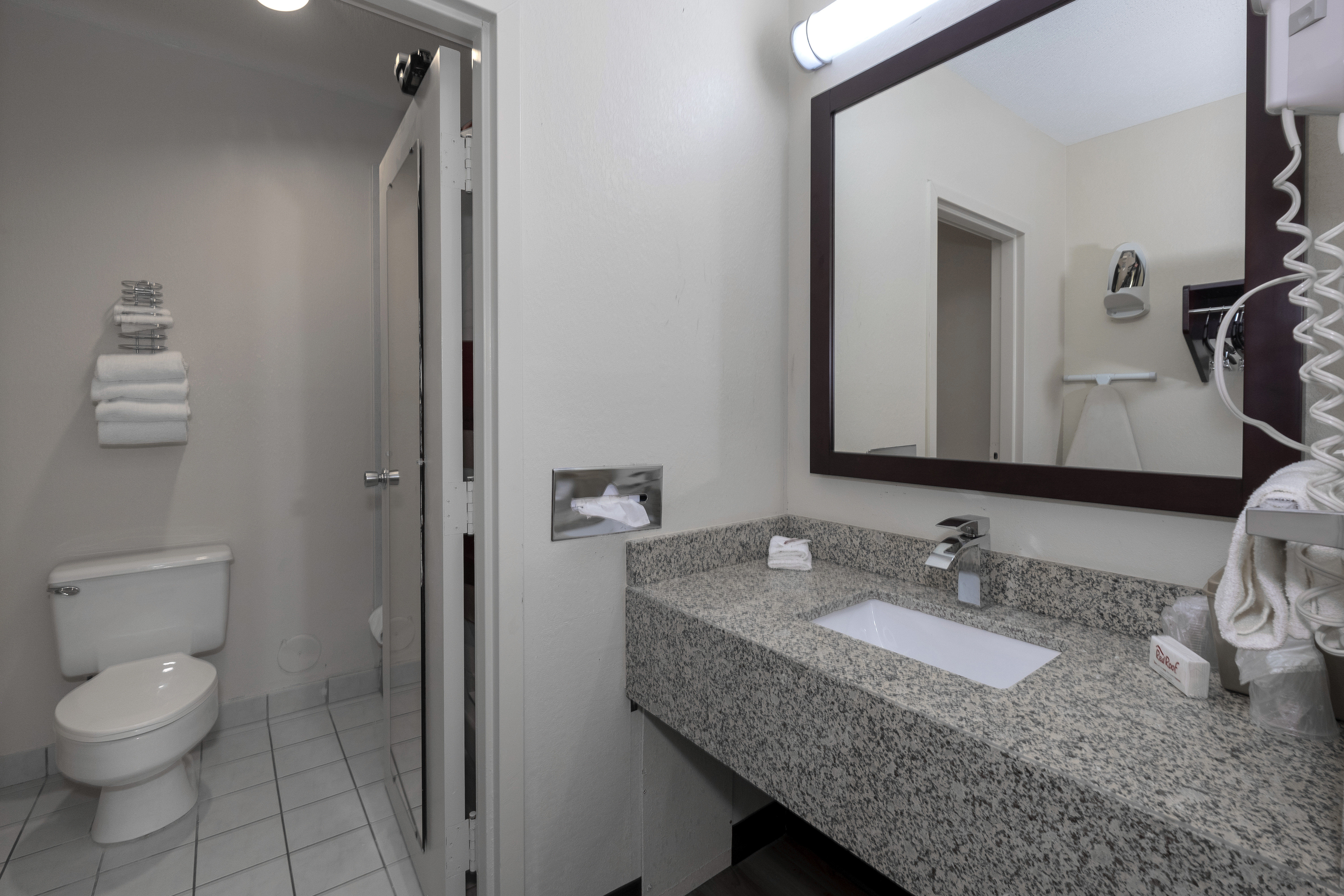 RED ROOF WARRENTON-guestroom-Bathroom.jpg