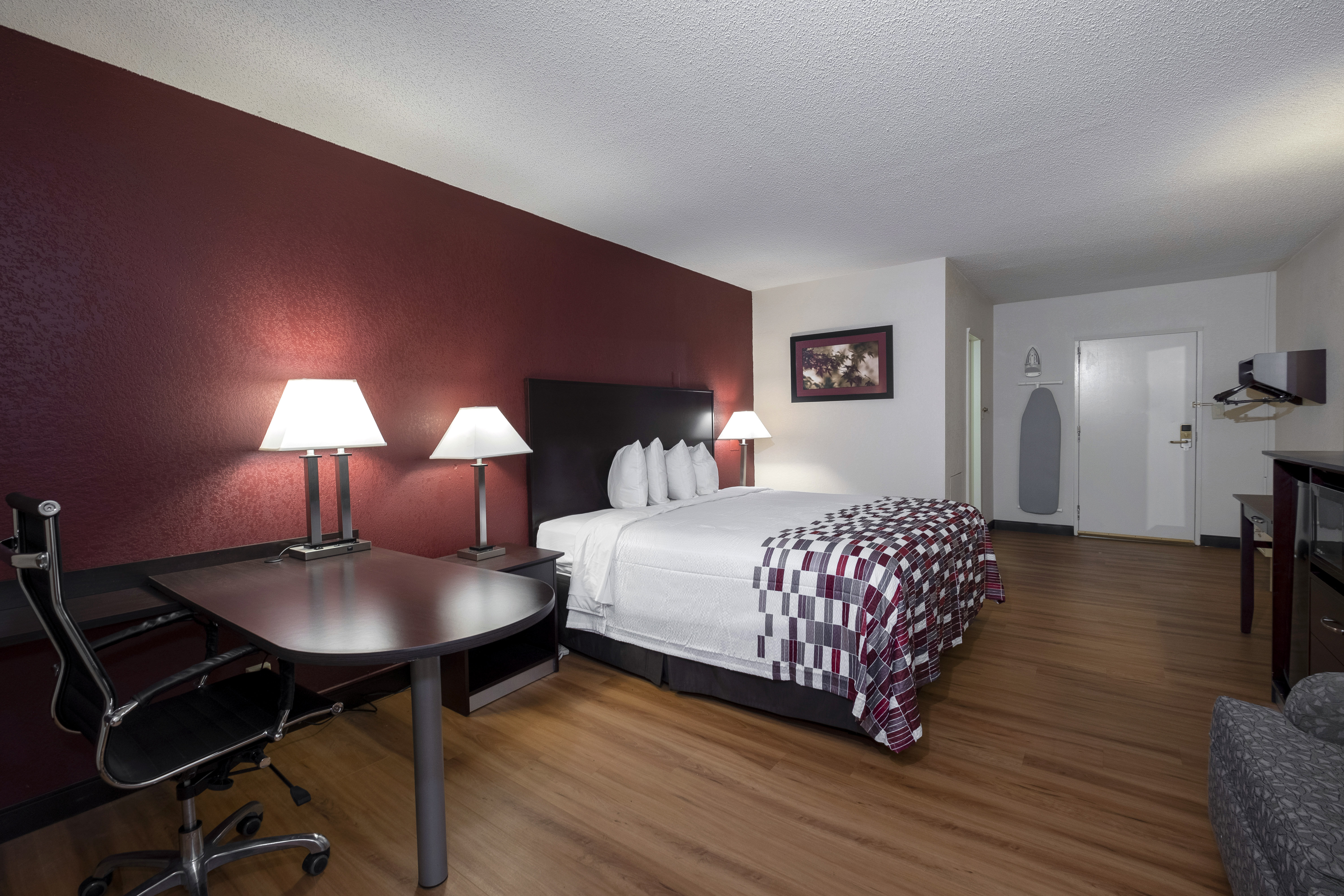 RED ROOF WARRENTON-guestroom-Superior King.jpg