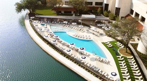 Lakehouse Pool and Cabanas