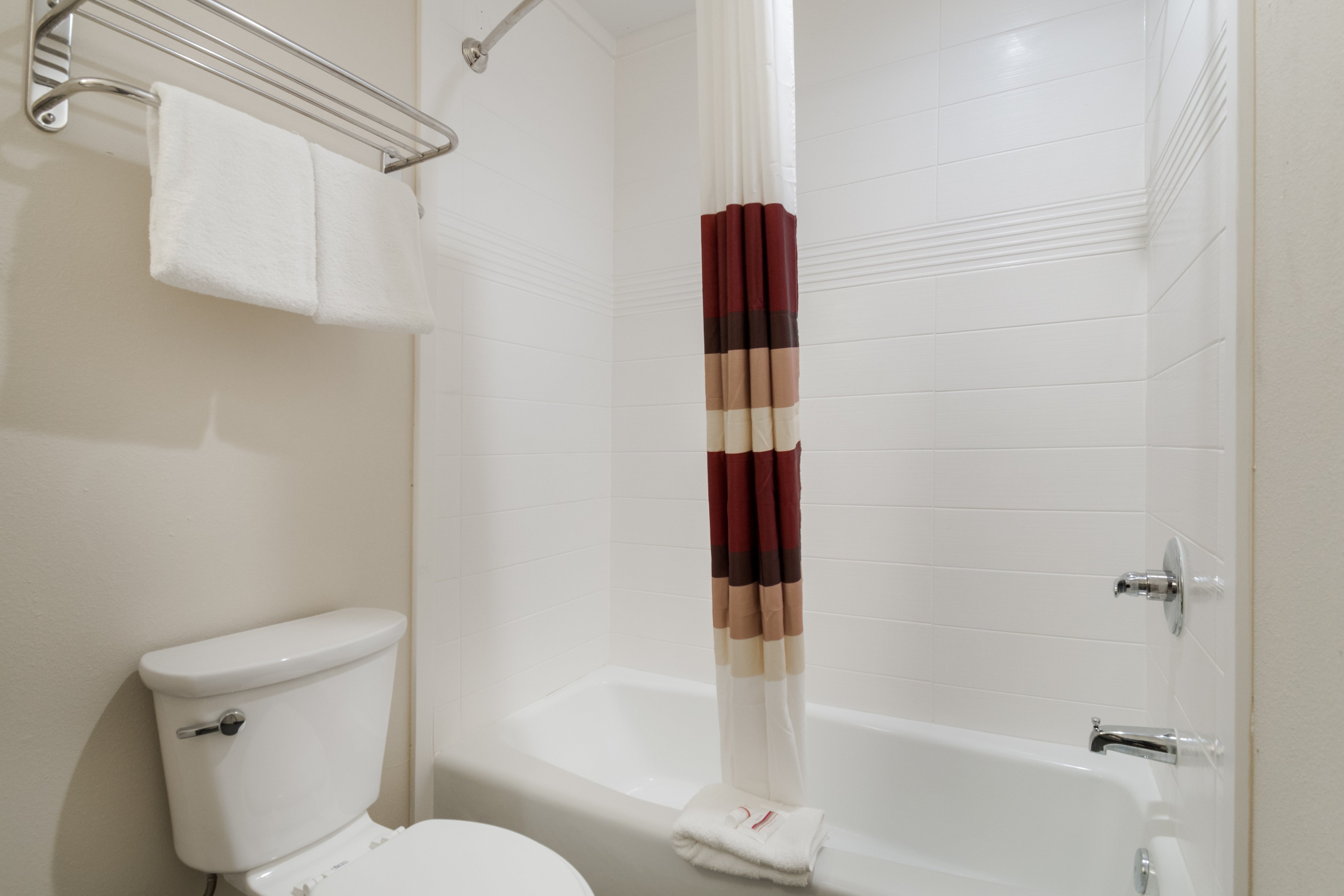 RED ROOF HOUSTON - SPRING NORTH-guestroom-Bathroom.jpg