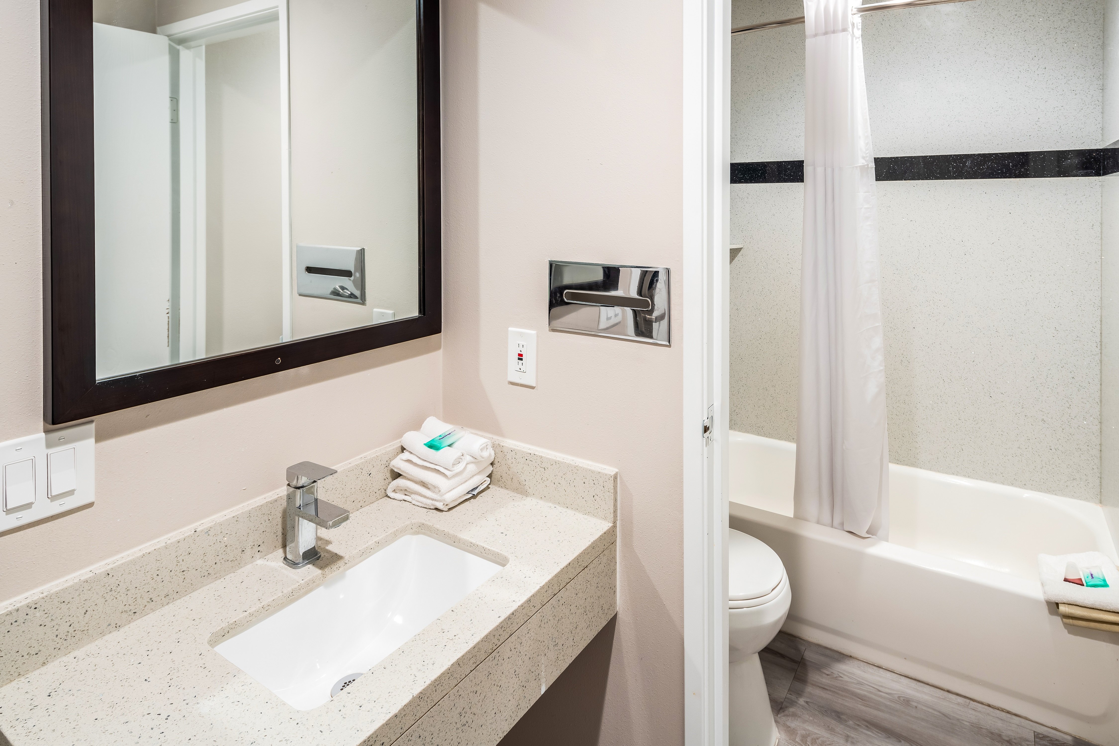 RED ROOF ST GEORGE-CONVENTION CENTE-guestroom-RRISuperior Queen Bathroom.jpg