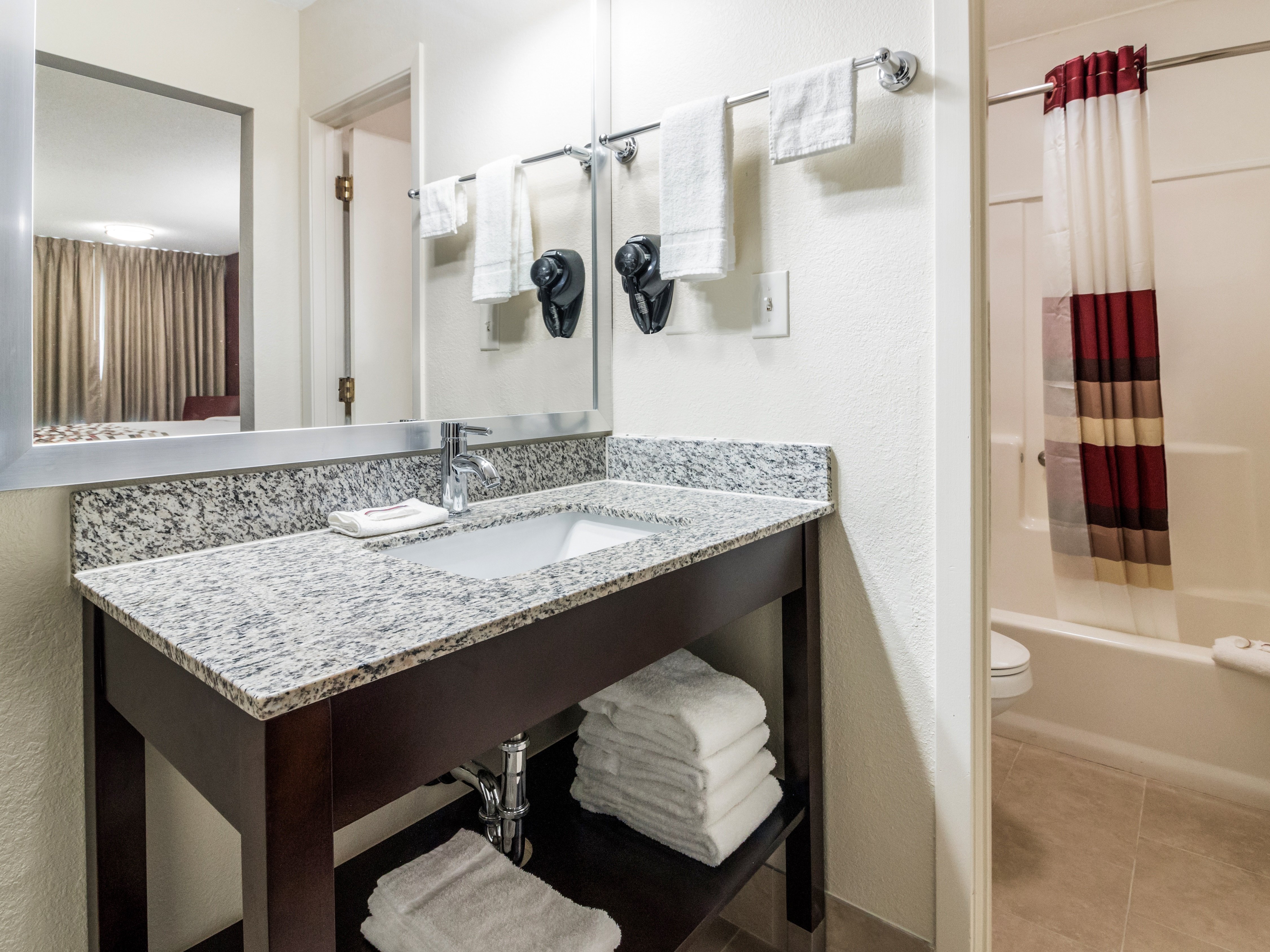 RED ROOF DANDRIDGE-guestroom-1076_King_Bath.jpg