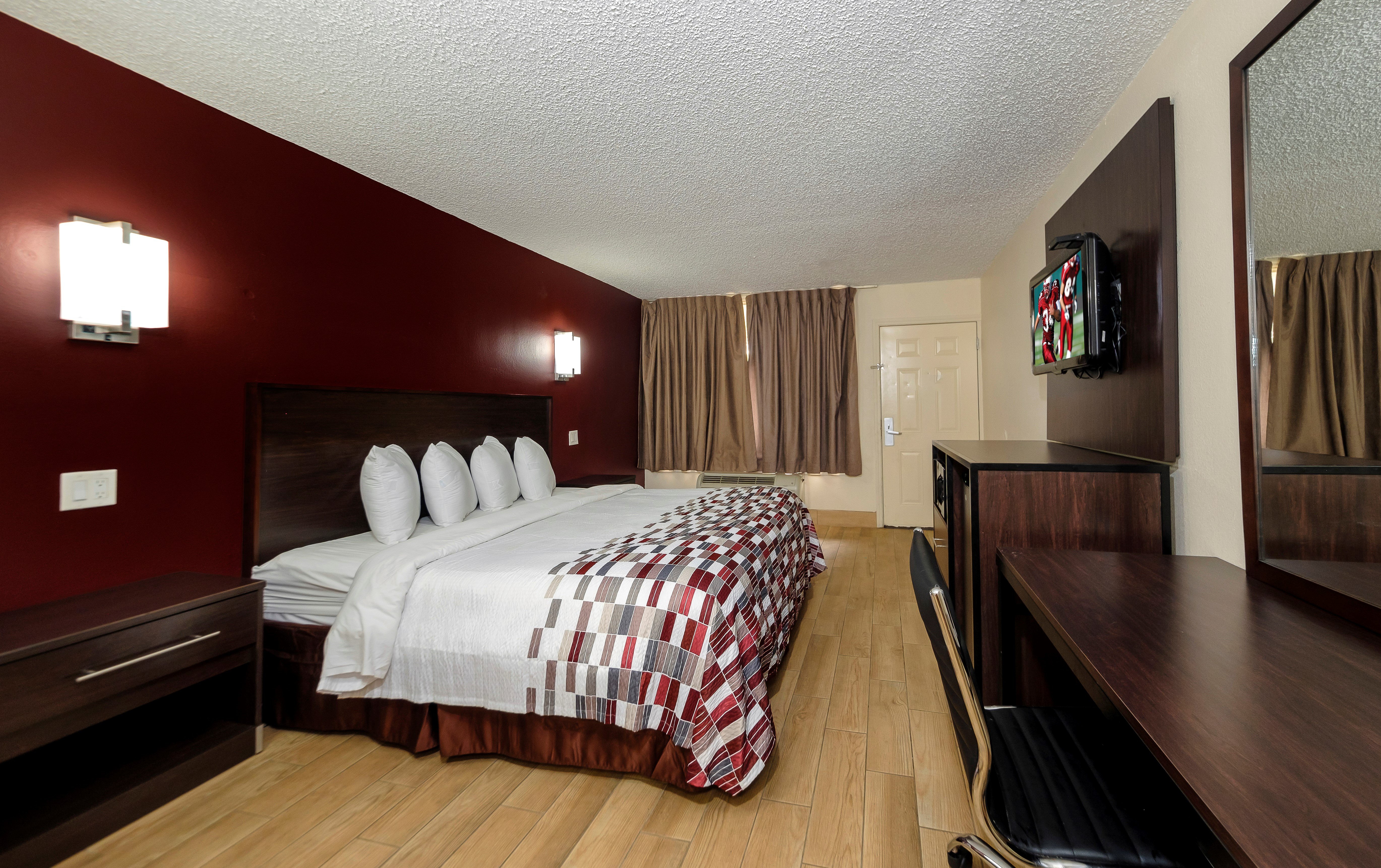 RED ROOF NEW ORLEANS - WESTBANK-guestroom-1087_Superior_King_2.jpg