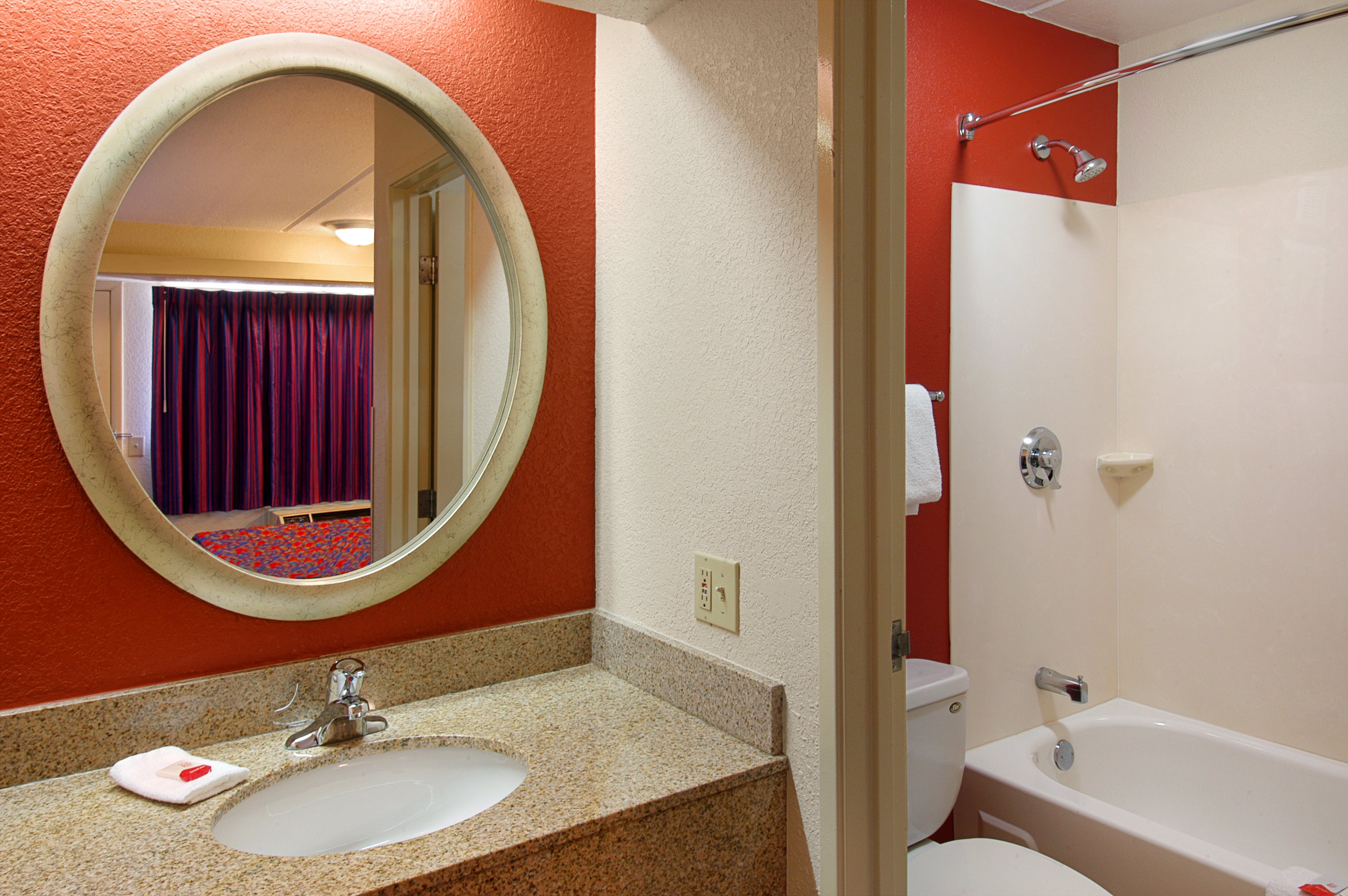 RED ROOF WASHINGTON DC-COLUMBIA/FOR-guestroom-Bathroom.jpg