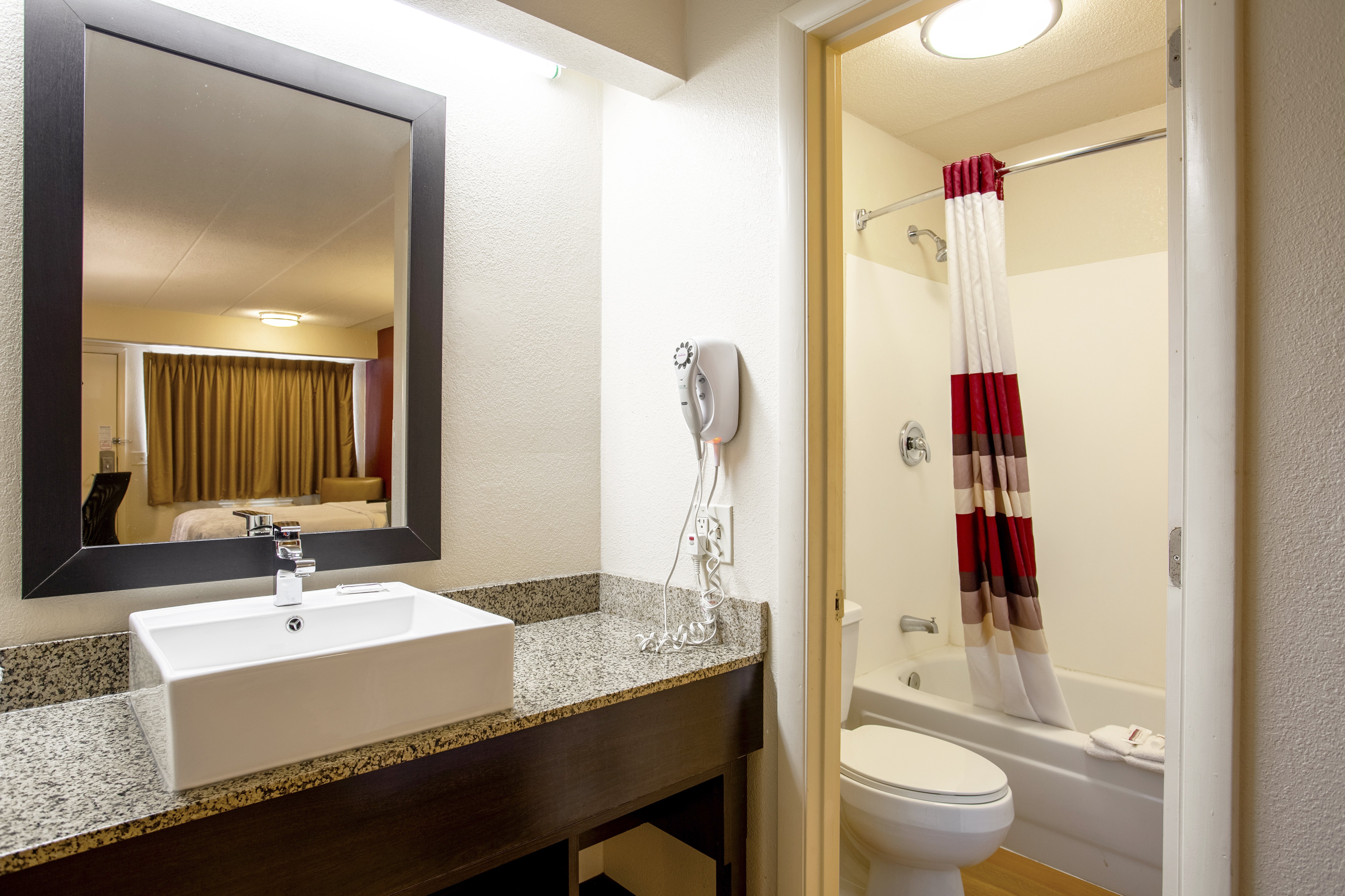RED ROOF PLUS WILMINGTON-NEWARK-guestroom-Double Bath.jpg