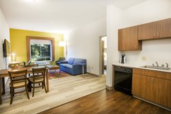  - Holiday Inn Express & Suites Airport Bethlehem