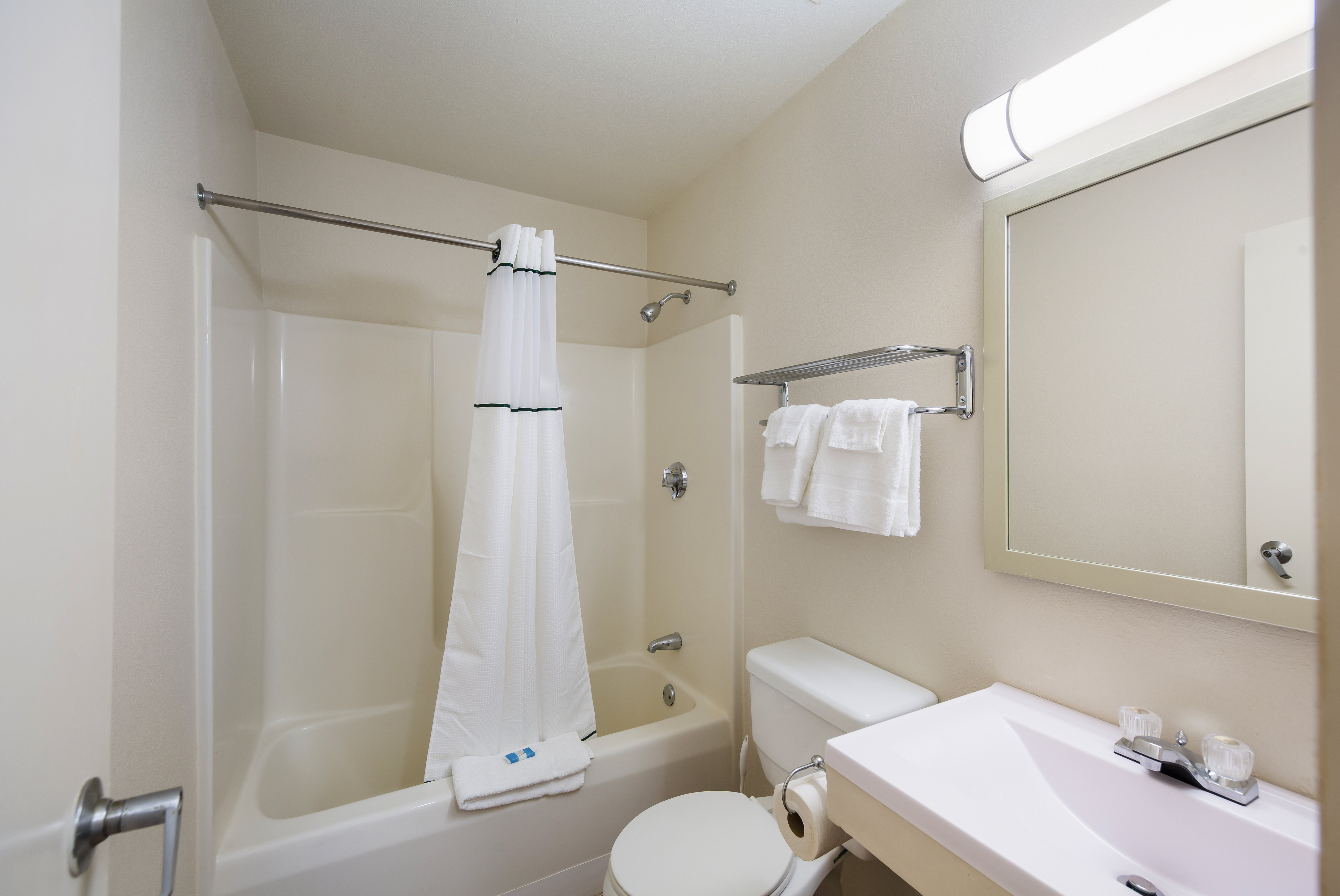 HOMETOWNE SPARTANBURG ASHEVILLE HWY-guestroom-Bath.jpg