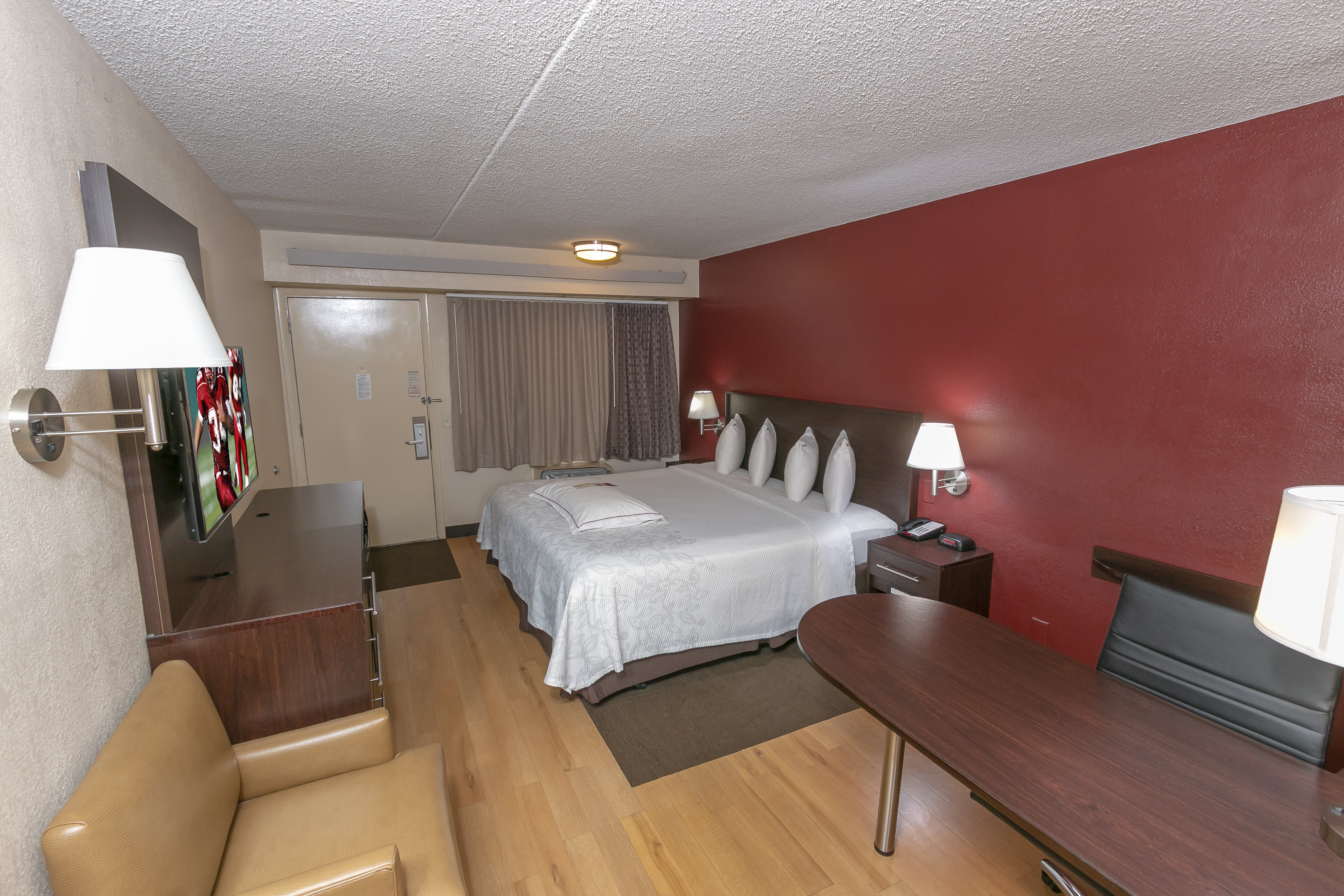 RED ROOF PLUS COLUMBUS-DUBLIN-guestroom-127_Premium_King_1.jpg