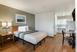  - HomeTowne Studios Livonia - I-96, Exit 176