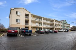  - HomeTowne Studios Livonia - I-96, Exit 176