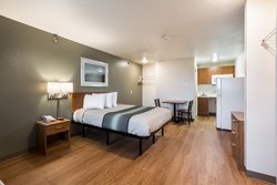  - HomeTowne Studios Livonia - I-96, Exit 176