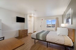  - HomeTowne Studios Livonia - I-96, Exit 176