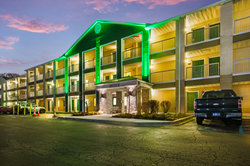  - HomeTowne Studios Livonia - I-96, Exit 176