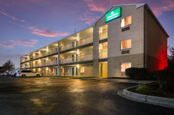  - HomeTowne Studios Livonia - I-96, Exit 176