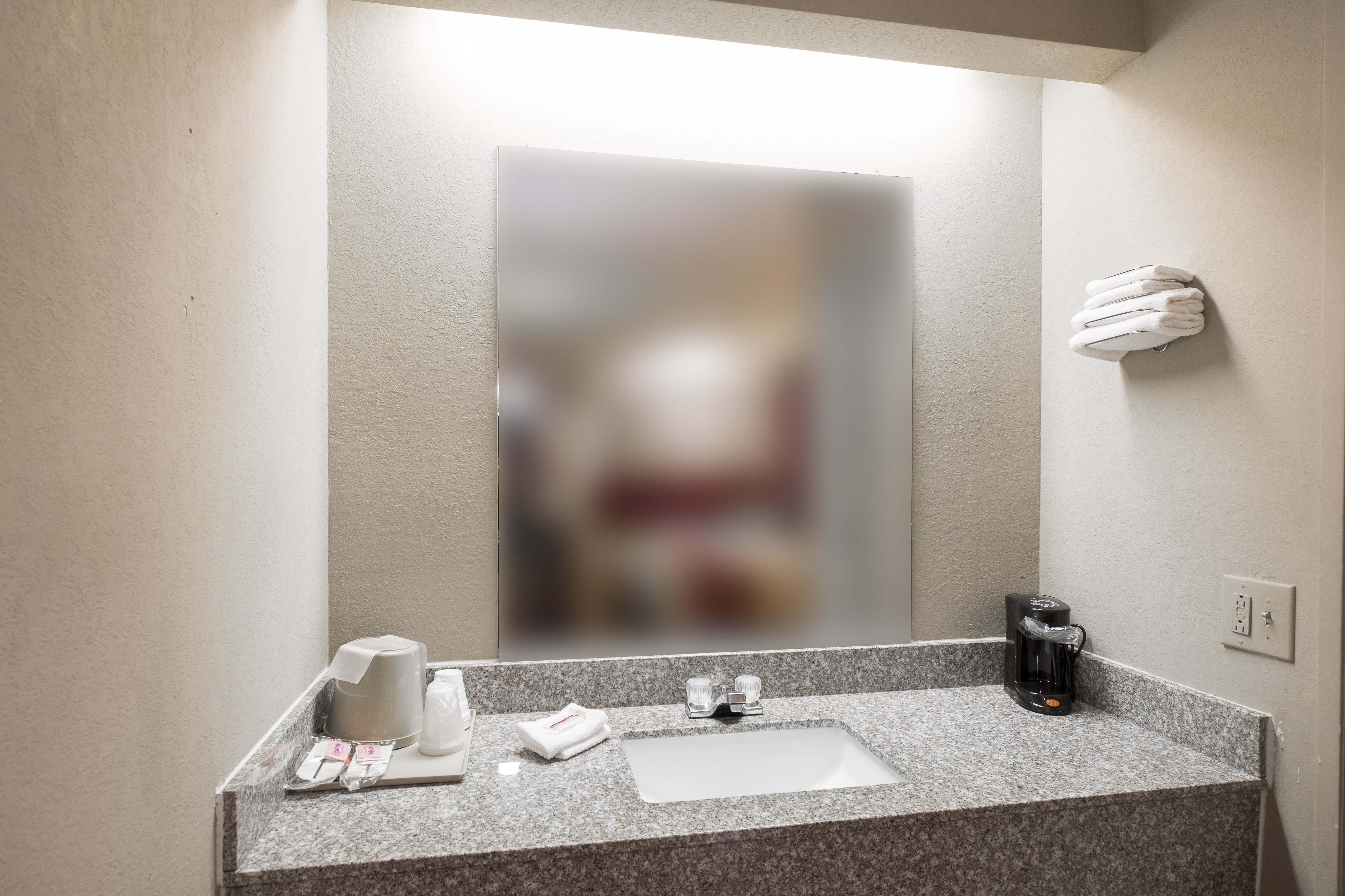 RED ROOF JACKSON-DOWNTOWN FAIR-guestroom-131_Superior_Bathroom_2.jpg
