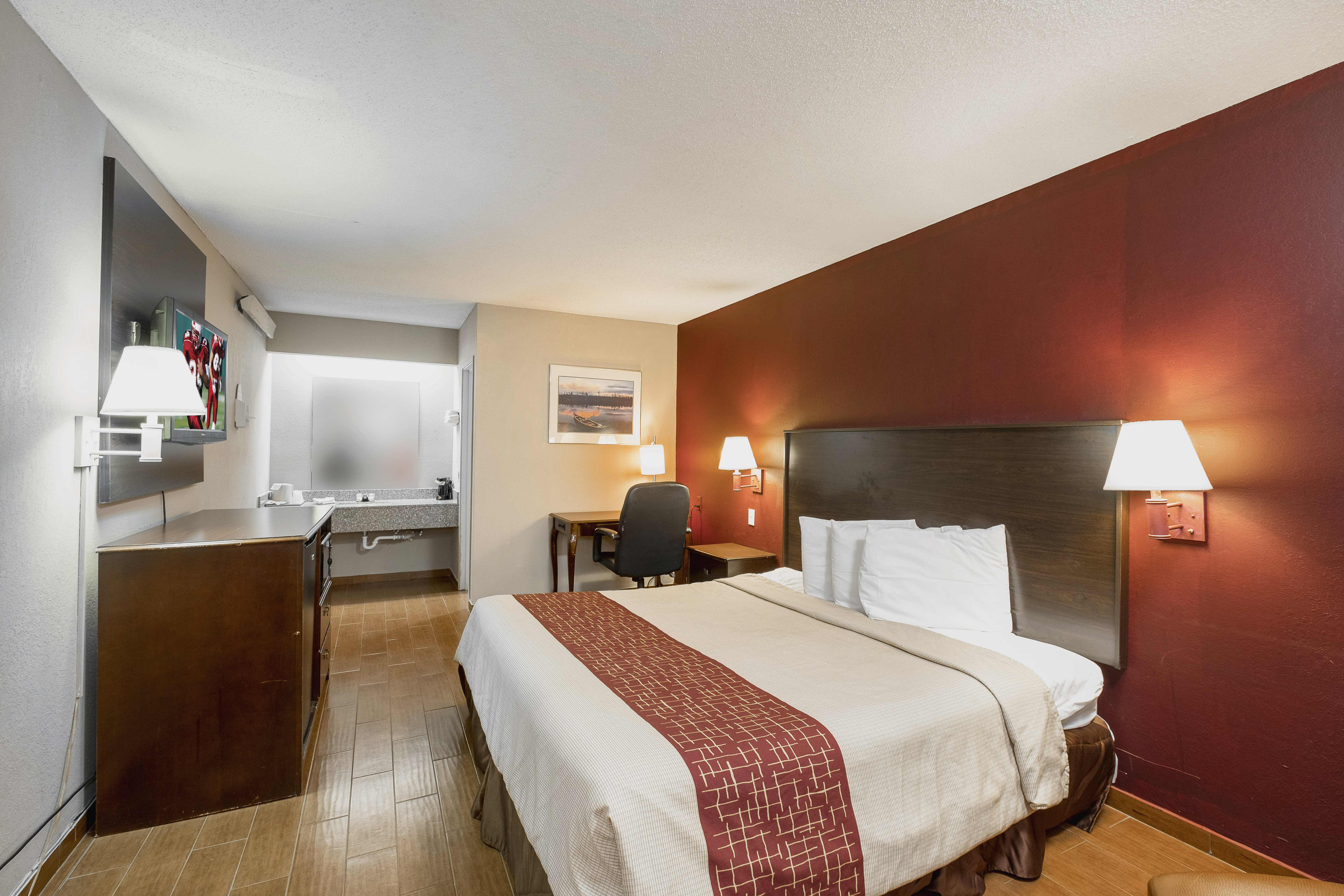 RED ROOF JACKSON-DOWNTOWN FAIR-guestroom-131_Superior_King_.jpg