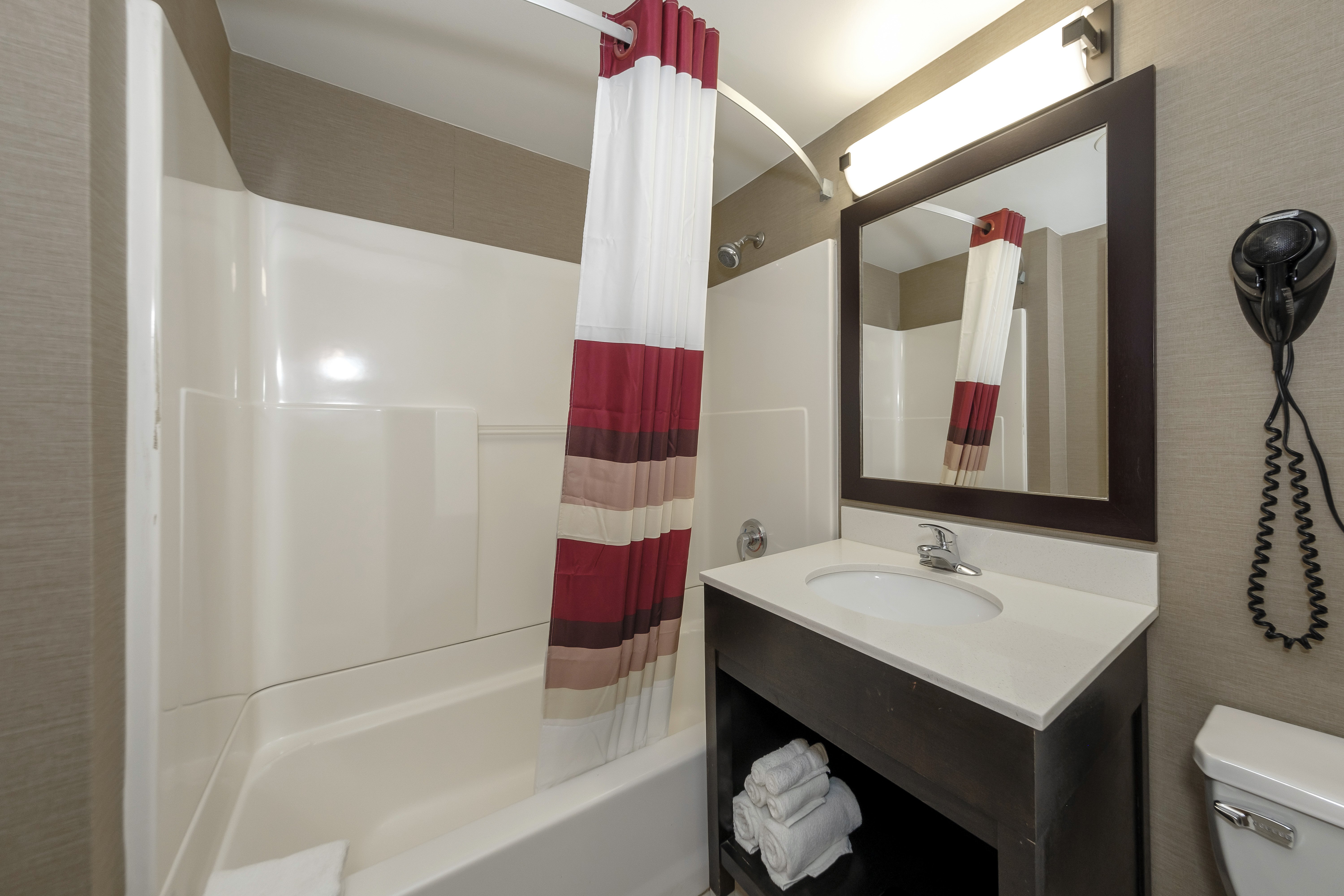 RED ROOF SUITES NEWBURGH-STEWART-guestroom-1213_Bathroom_1.jpg