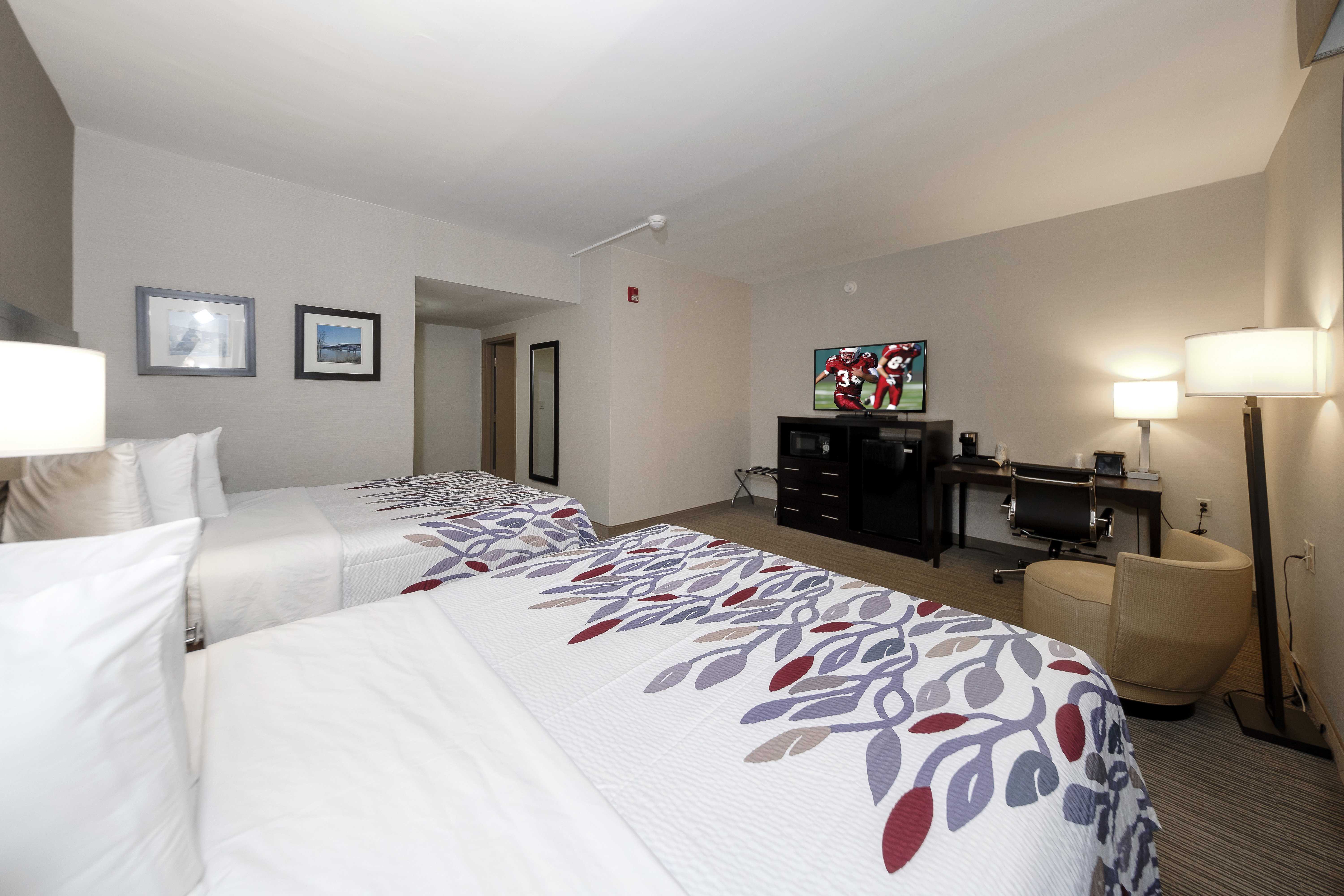 RED ROOF SUITES NEWBURGH-STEWART-guestroom-1213_Suite_2_Queen_3.jpg