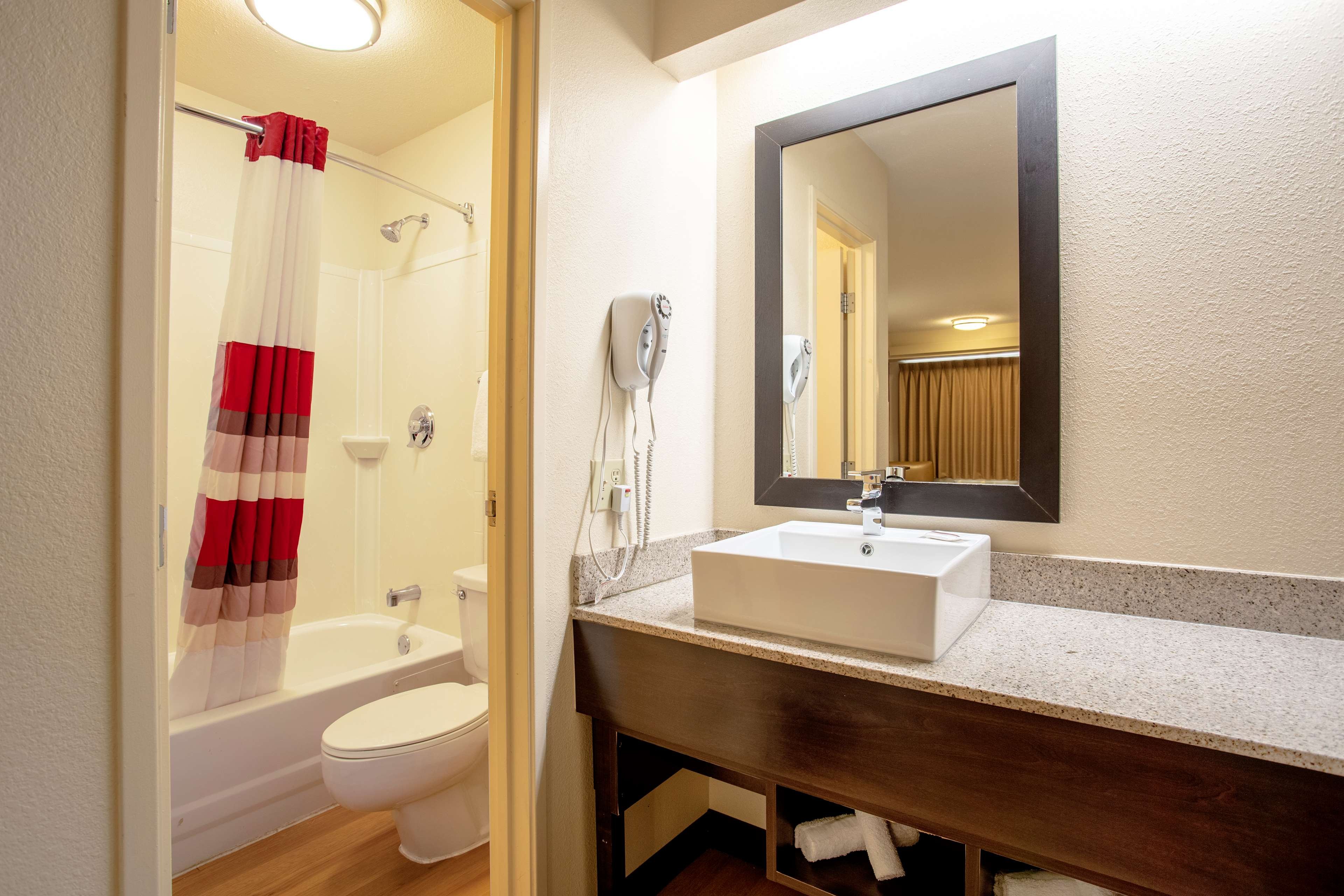 RED ROOF PLUS BALTIMORE-BWI AIRPORT-guestroom-149_Double_Bath.jpg