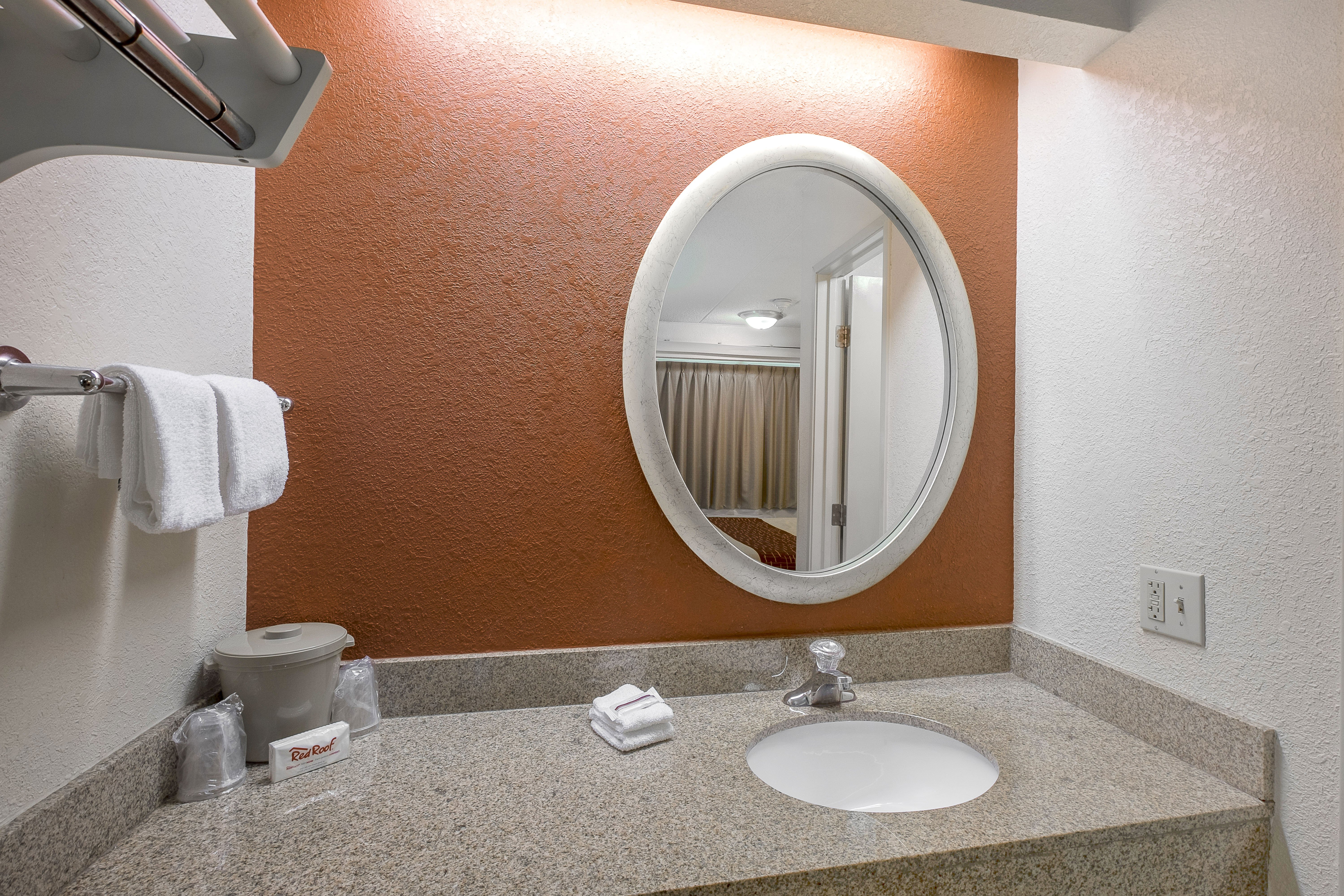 RED ROOF SALEM-guestroom-151_Bathroom_3.jpg