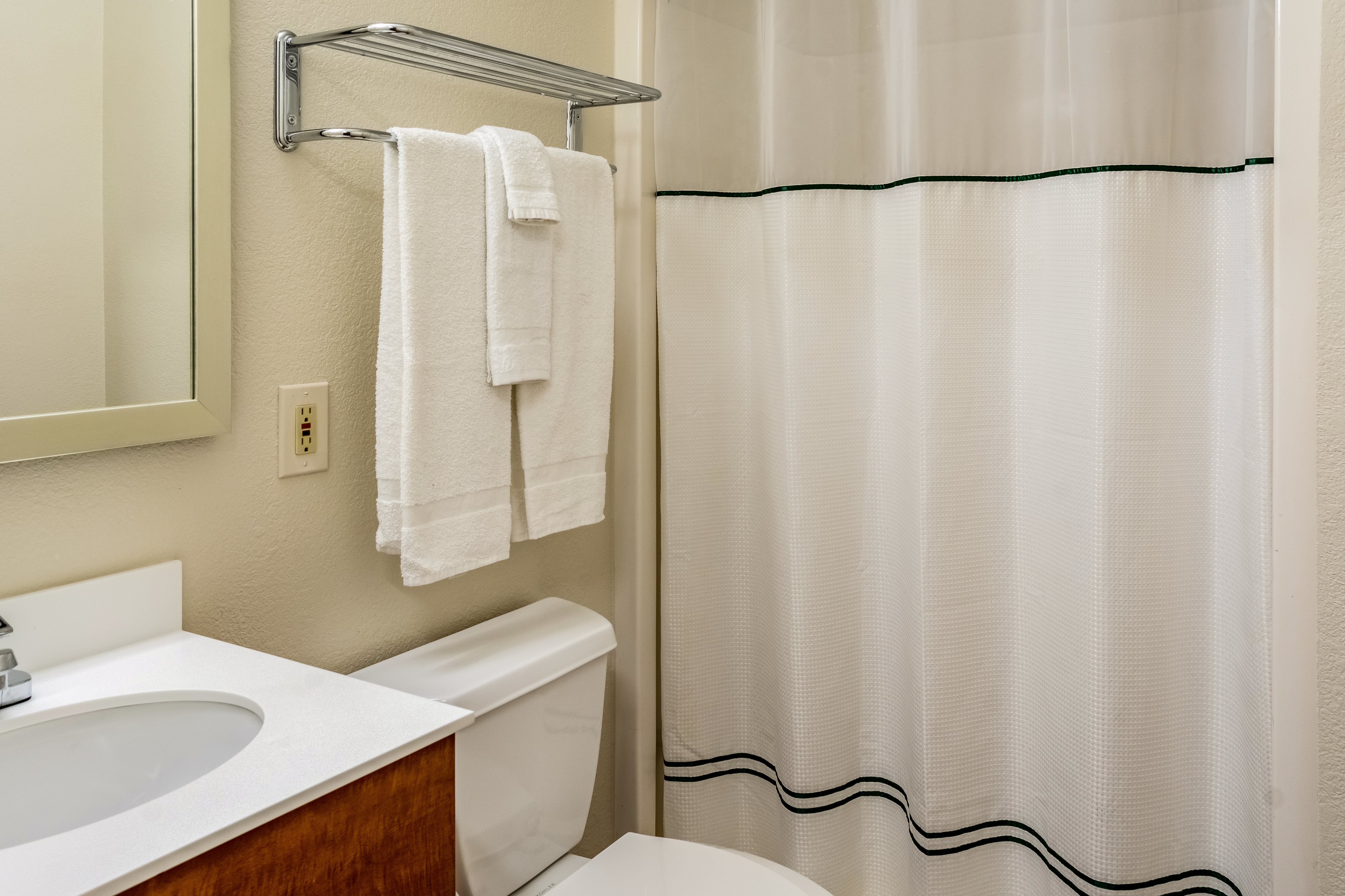 HOMETOWNE EUGENE - SPRINGFIELD-guestroom-Bathroom.jpg
