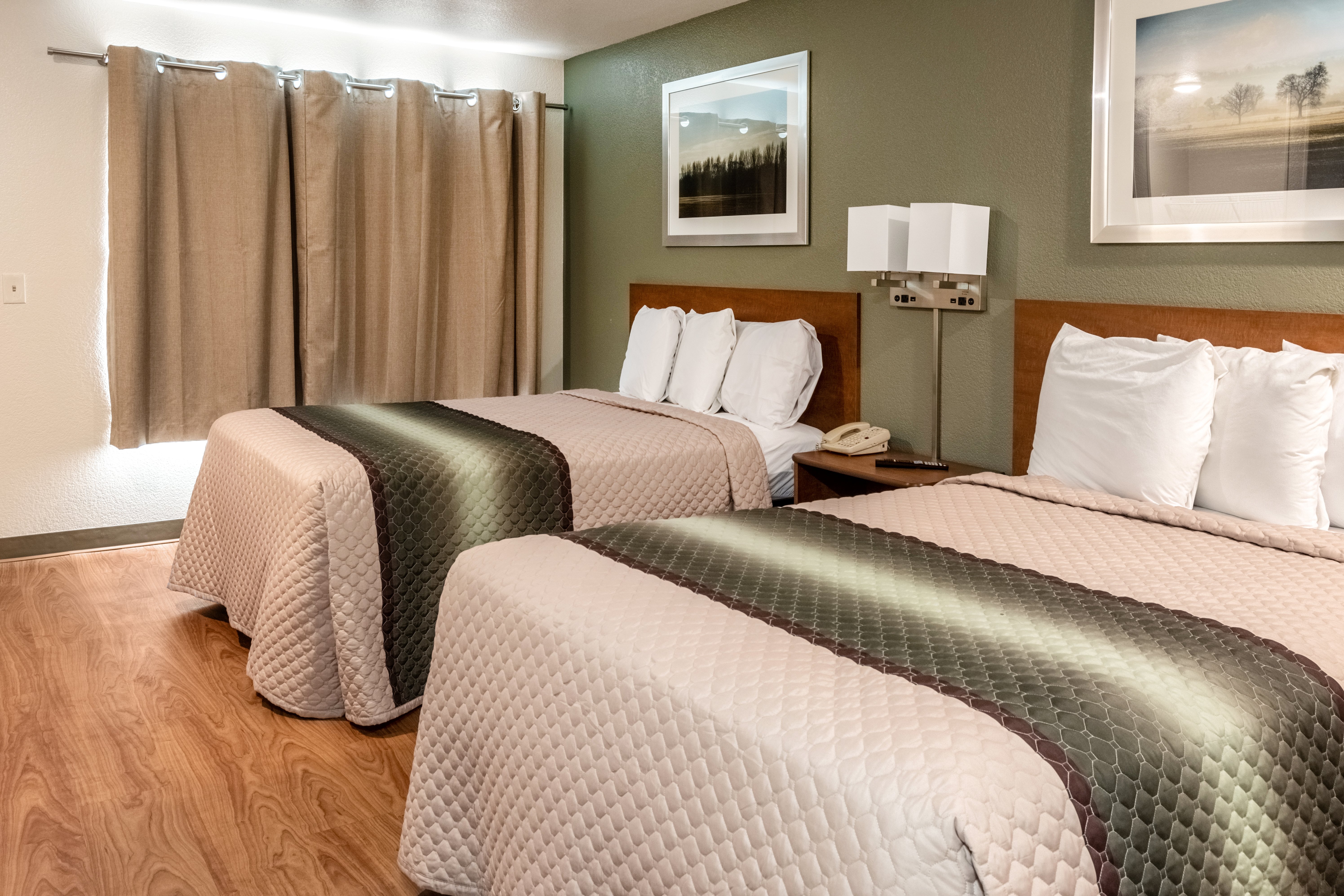 HOMETOWNE EUGENE - SPRINGFIELD-guestroom-Queen Room.jpg