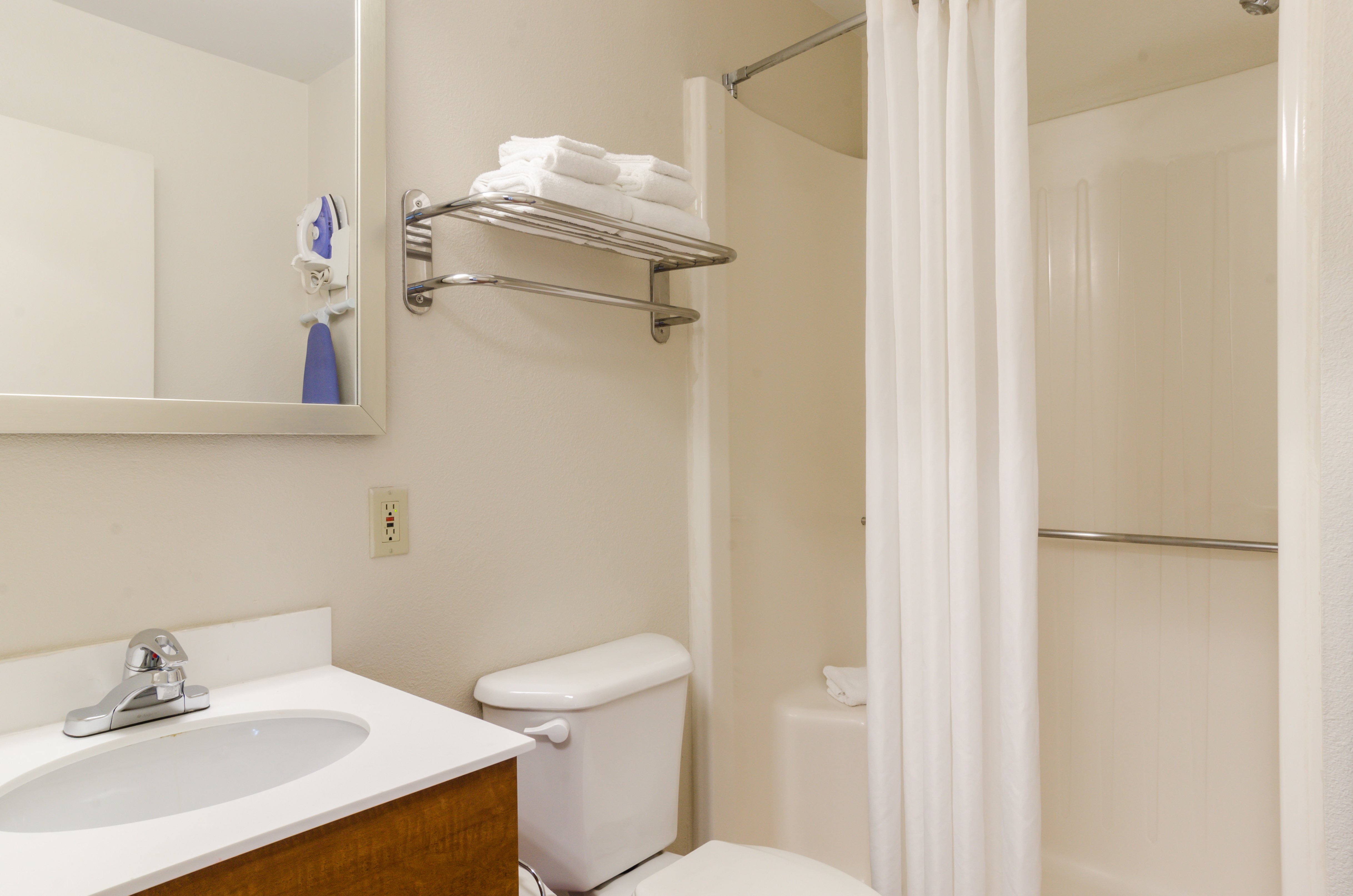 HOMETOWNE DENVER GLENDALE-guestroom-Bathroom.jpg