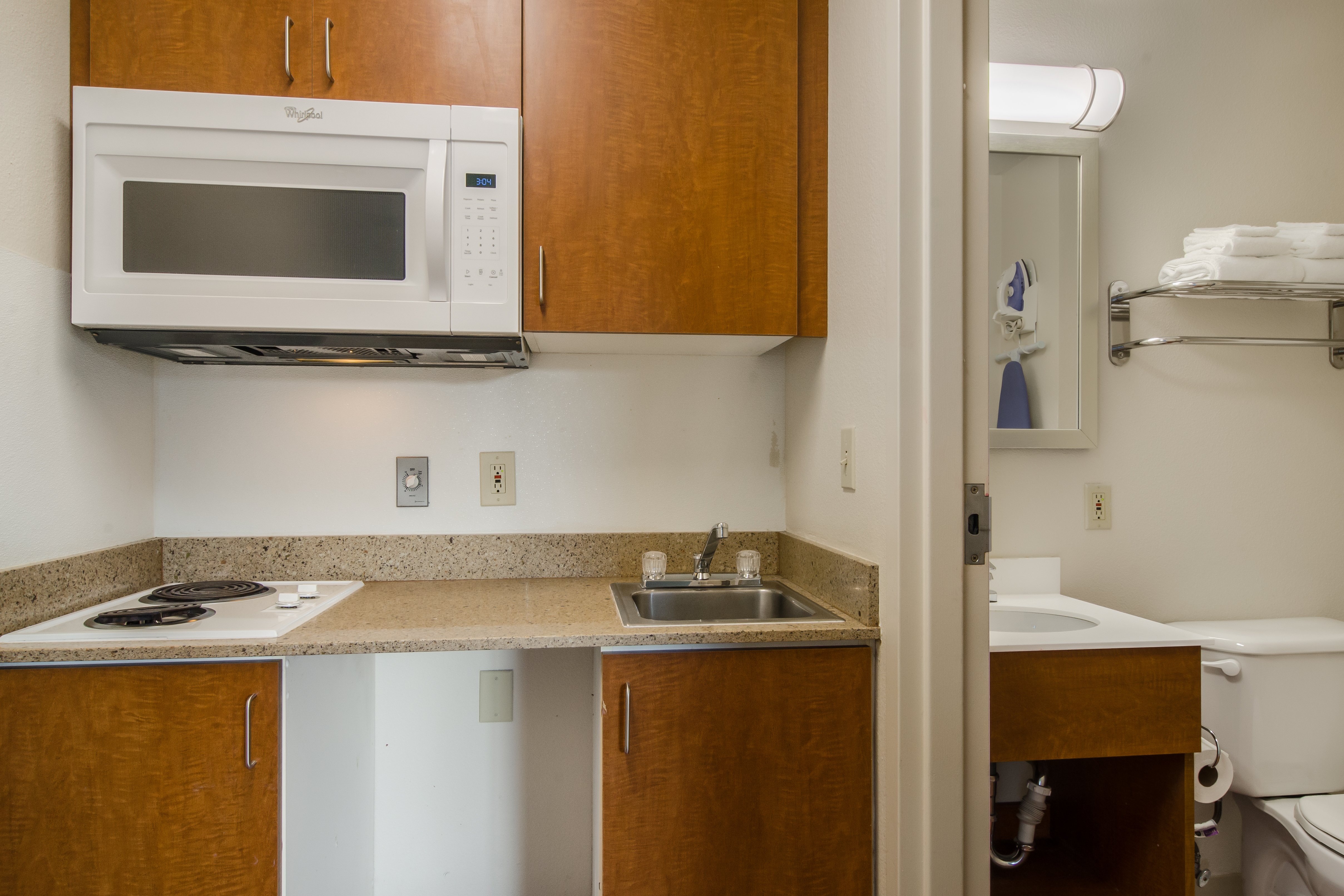 HOMETOWNE LAKE CHARLES SULPHUR-guestroom-Kitchenette.jpg