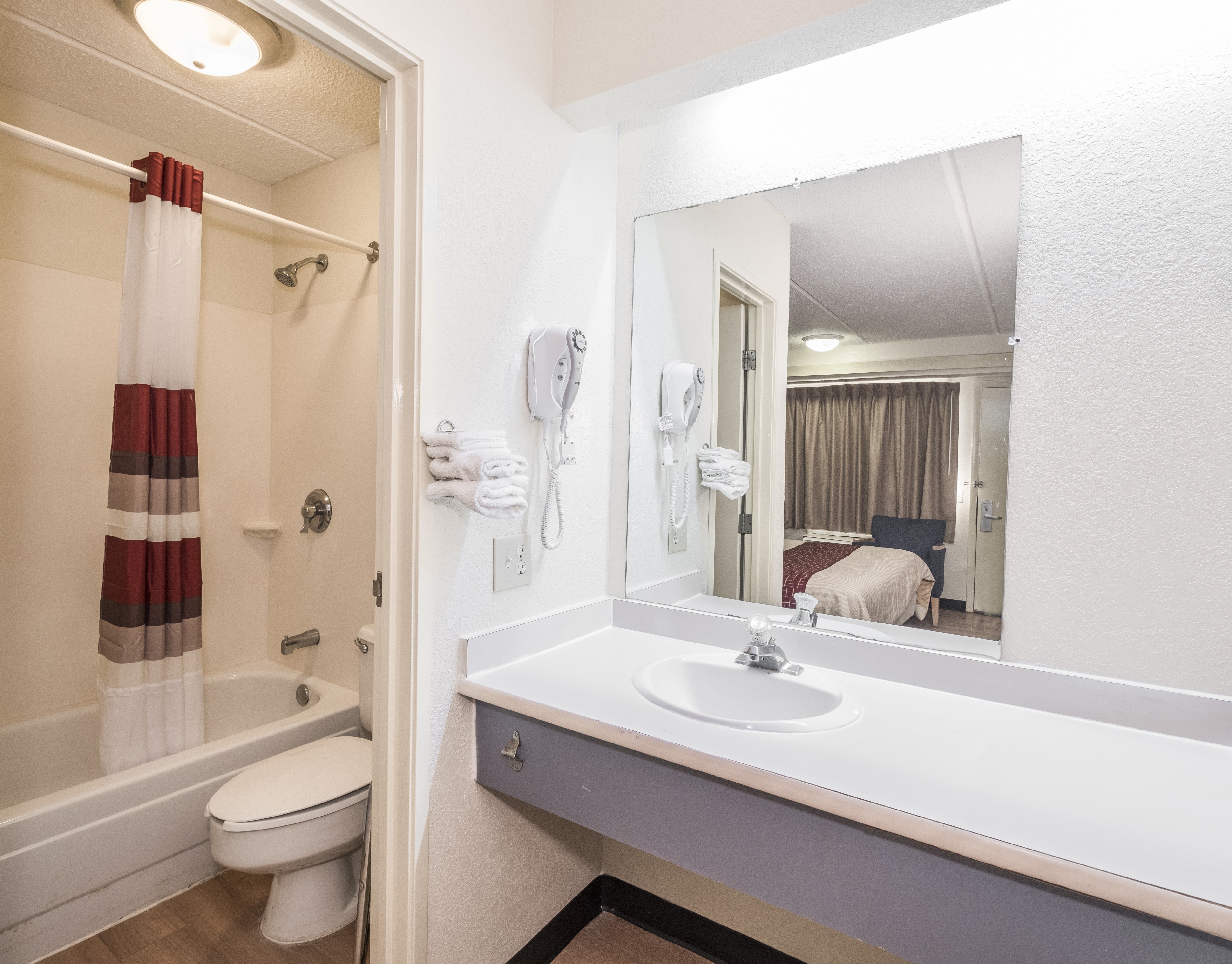 RED ROOF ATLANTA-NORCROSS-guestroom-Atlanta_Norcross_GA_Cheap_Hotel_Bathroom.jpg