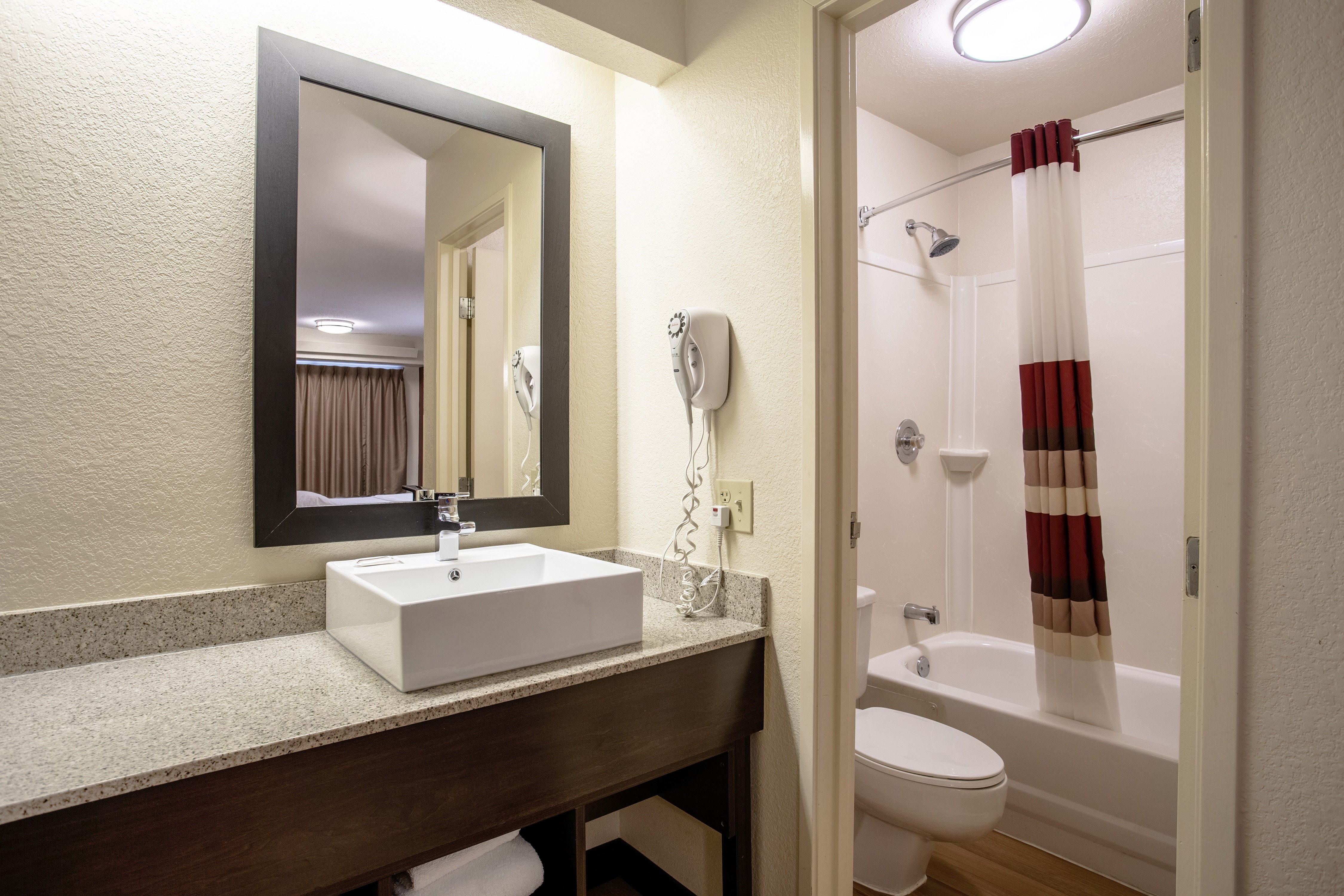 RED ROOF PLUS CHICAGO-WILLOWBROOK-guestroom-167_Premium_King_Bath.jpg
