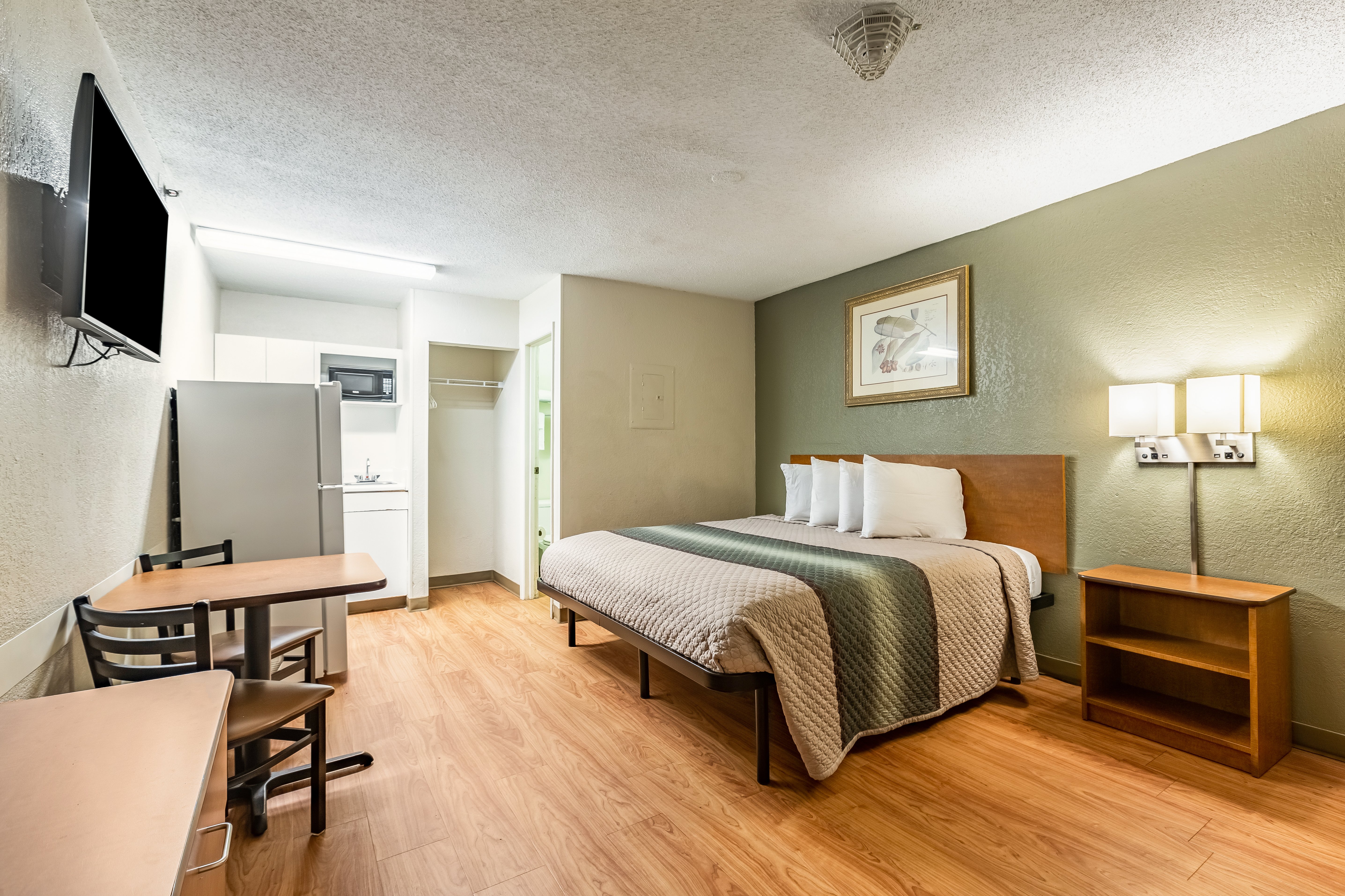 HOMETOWNE ATLANTA NE NORCROSS S-guestroom-King.jpg