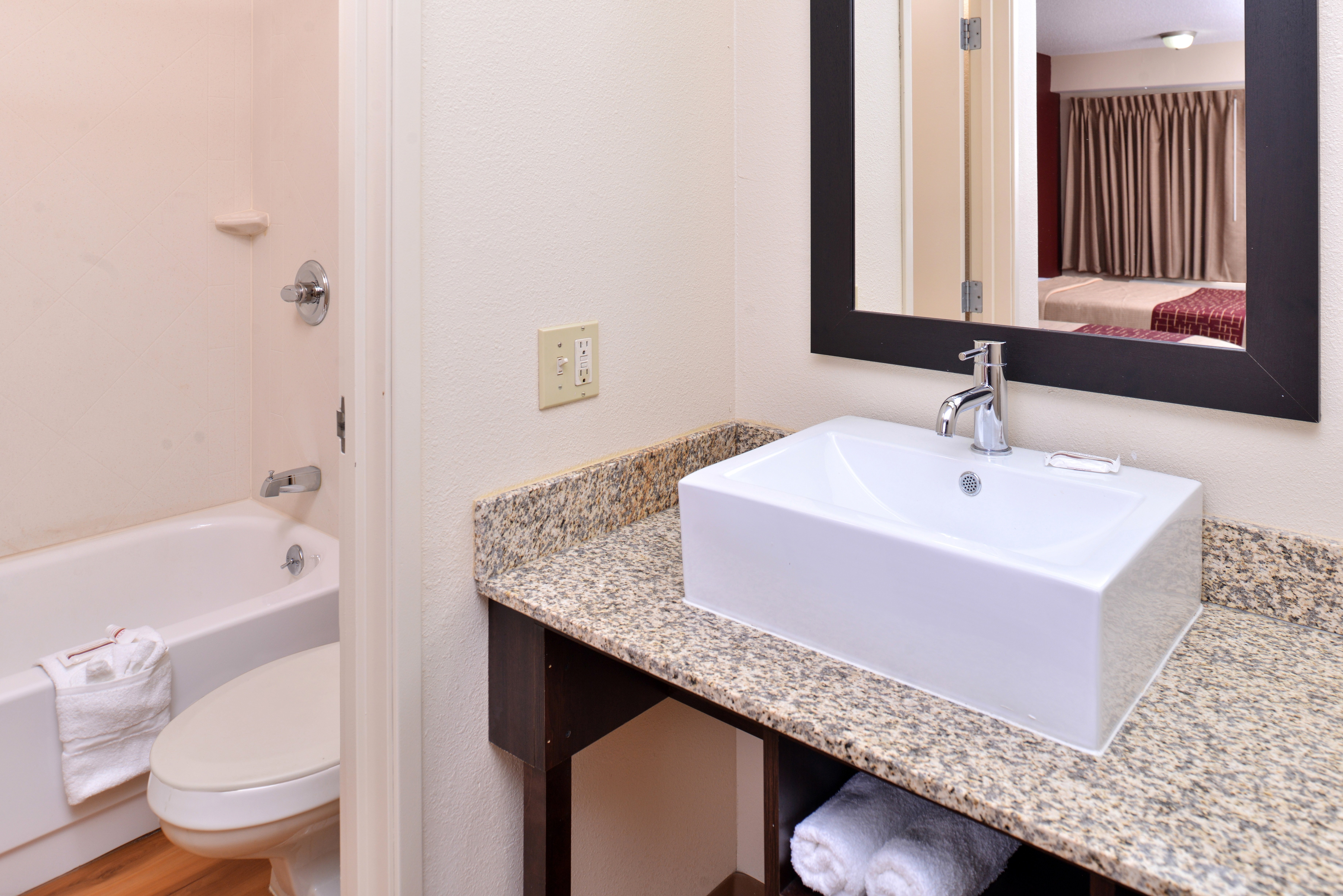 RED ROOF INN CHAMPAIGN - UNIVERSITY-guestroom-170_Bathroom.jpg