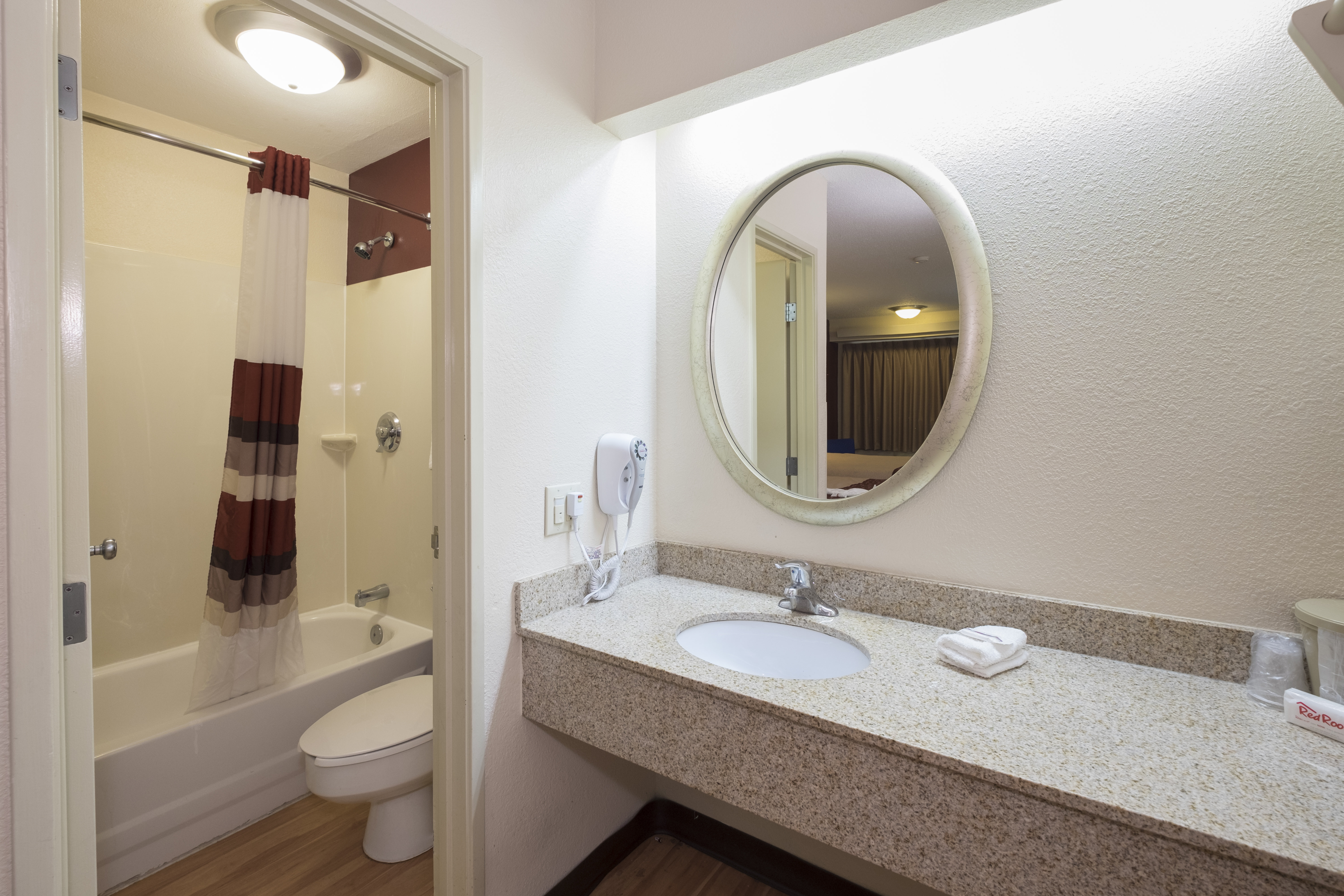 RED ROOF CINCINNATI SHARONVILLE-guestroom-171_Bathroom_1.jpg