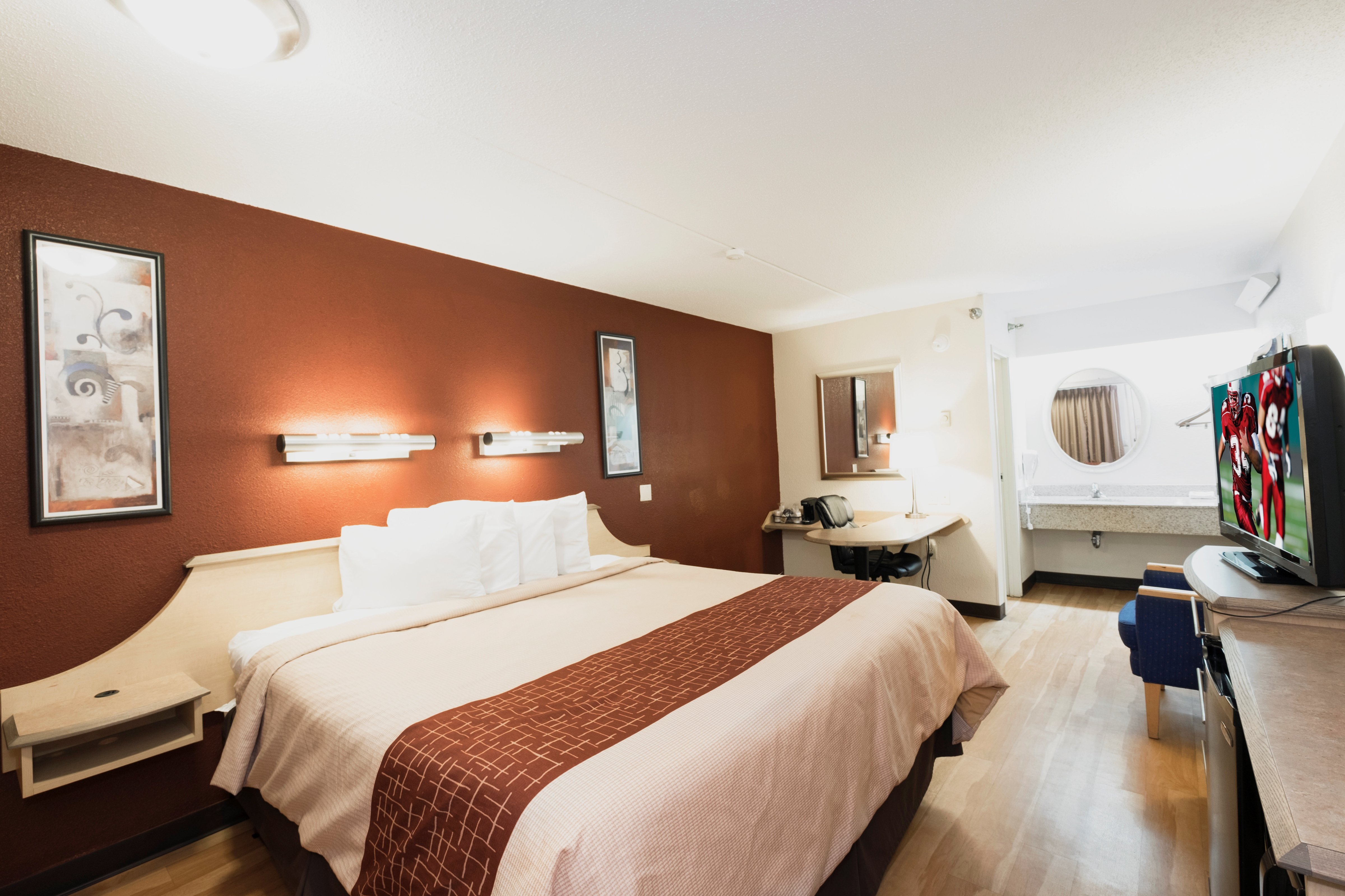 RED ROOF CINCINNATI SHARONVILLE-guestroom-171_Superior_King_1.jpg