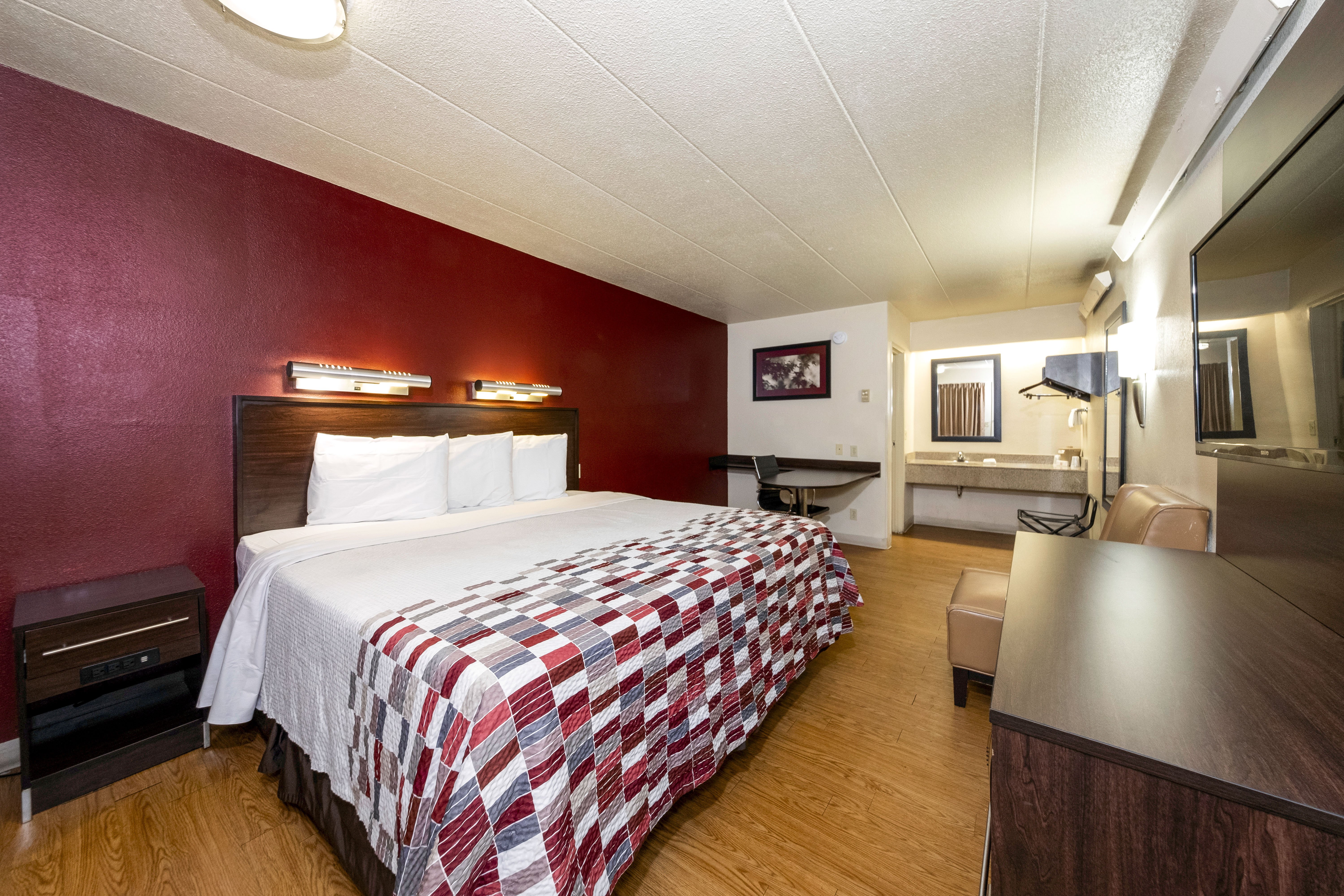 RED ROOF CHICAGO-LANSING-guestroom-Guest Room.jpg